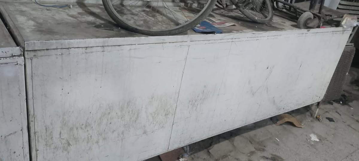 ميز عرض ومخزن 4امتار والعرض 90سنتيم  في بغداد الجديدة ***********
