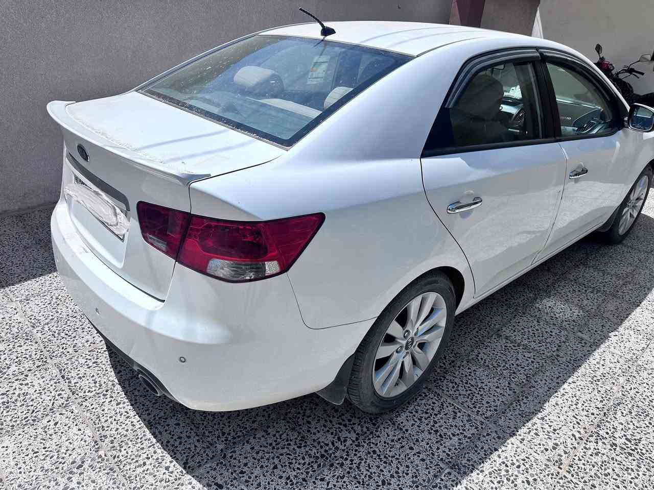 السلام عليكم كيا سيراتو موديل 2012  رقم اربيل الجديد بأسمي فول مواصفات بصمه تحكم جهتين+ اشاير بالمري المري شفط+ شاشة وكامرة +حساسات خلفيه + كير 6 نمر
 السيارة كفاله عامه فقط صبغ شبر بالجملغ الخلف السائق  السعر( 115 )وبيه مجال بسيط 
مكان السيارة صلاح الدين قضاء الدور التواصل خاص


**إذا كنت صاحب هذا الإعلان وتريد حذفه لأي سبب، رجاءا أرسل رسالة إلى الدعم الفني**