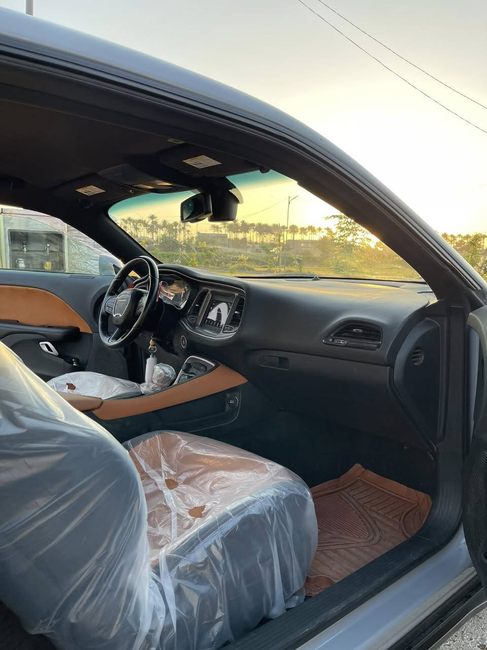 السلام عليكم
اللهم صلي على محمد واله محمد 
للبيع او المراوس
السيارة بحالة ممتازة وخالية من أي مشاكل فنية استعمال شخصي محرك وكير بحالة جيدة هيكل نظيف، وكلشي تمام وجاهزة للفحص .
الموديل : 2022
 • النوع:جالنجرv8/5700
 • اللون: سمنتي
 • العداد: 50ميل 
 • ناقل الحركة: اوتوماتيك.
حادثها من امريكا جاملغ وبنيد 
السعر 190 
رقم الهاتف ***********
