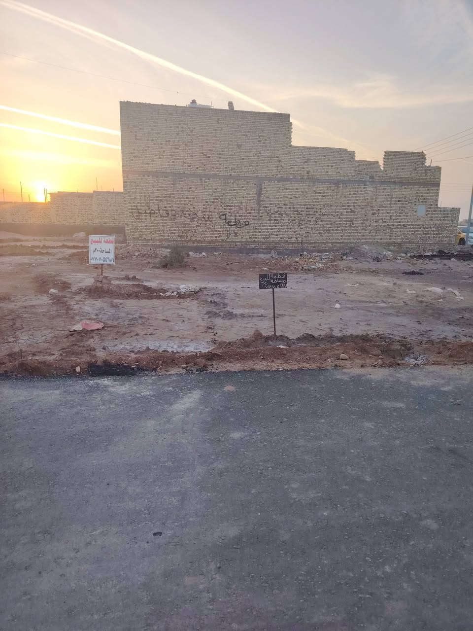 السلام عليكم قطعة أرض مساحة ٢٠٠ متر للبيع  حي القصور  بص الركن على شارع عام   قريب على معمل الزفت   القطعة سند 25 مقاطعة تابعه حجي حسن السعر 31 مليون  بيه مجال قليل   للأستفسار ***********
