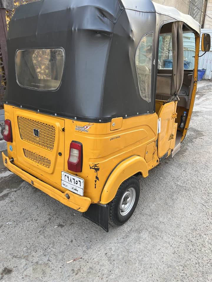 تكتك ثنين وعشرين للبيع بثمانية ونص وبيهة مجال : العنوان بغداد حي العامل رقم الهاتف ***********
