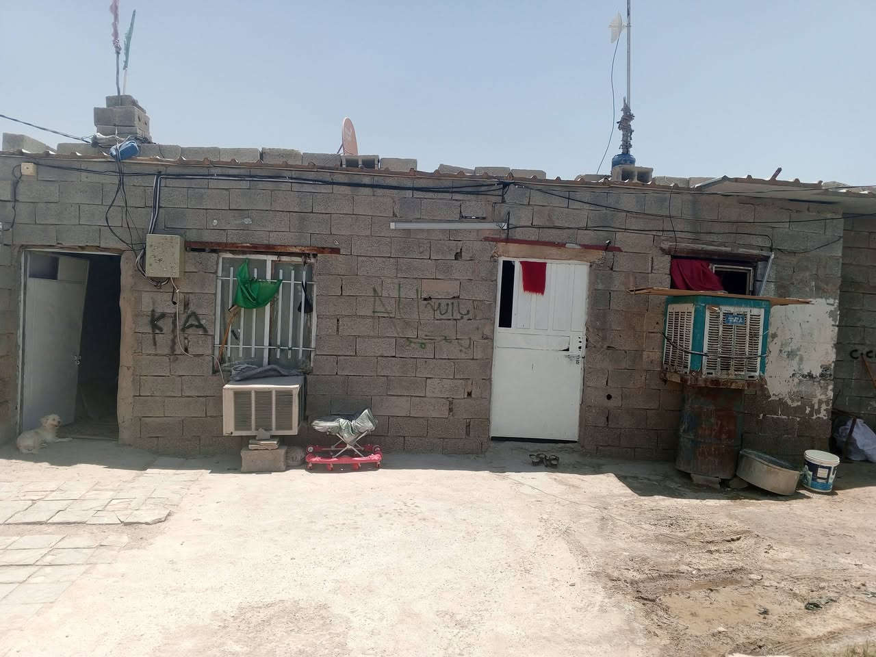اسلام عليكم دار سكن اللبيع مساحته 300متر بشارع المدارس متوفر ماء وكرهباء بيت جاهز والاستفسار ع هاذا ارقم ***********
