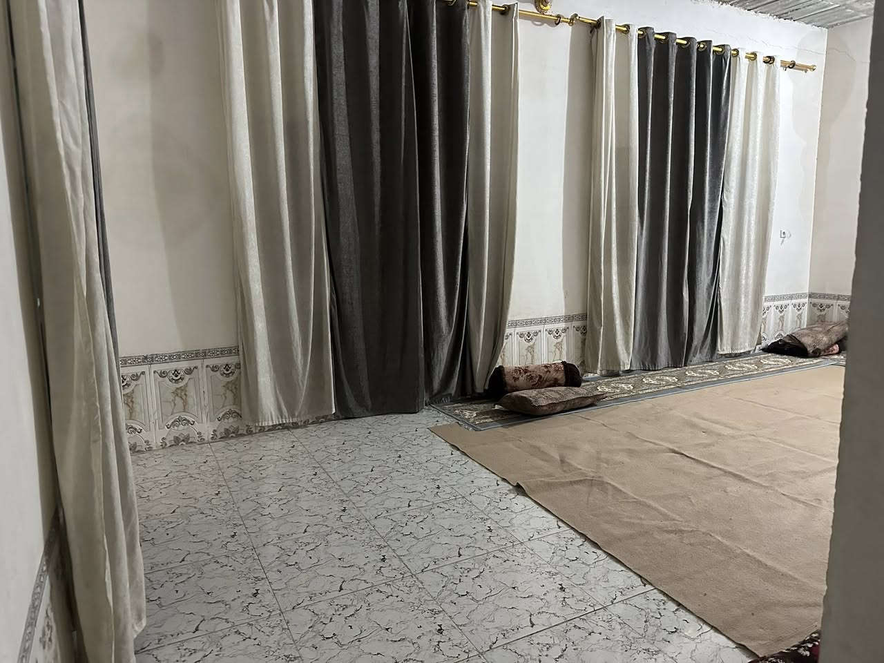 السلام عليكم يعني بلاش بسعر رمزي جداً موقعه ممتاز العلم حي الصمد
متكون من صاله ضيافه ربعه وهول وغرفتين ومطبخ ومجمع صحيات داخلي وخارجي كراج واسع حديقه واسعه مسيج مساحه 700 متر جميع الخدمات متوفره ماء كهرباء تبليط مباشر للاستفسار ***********
