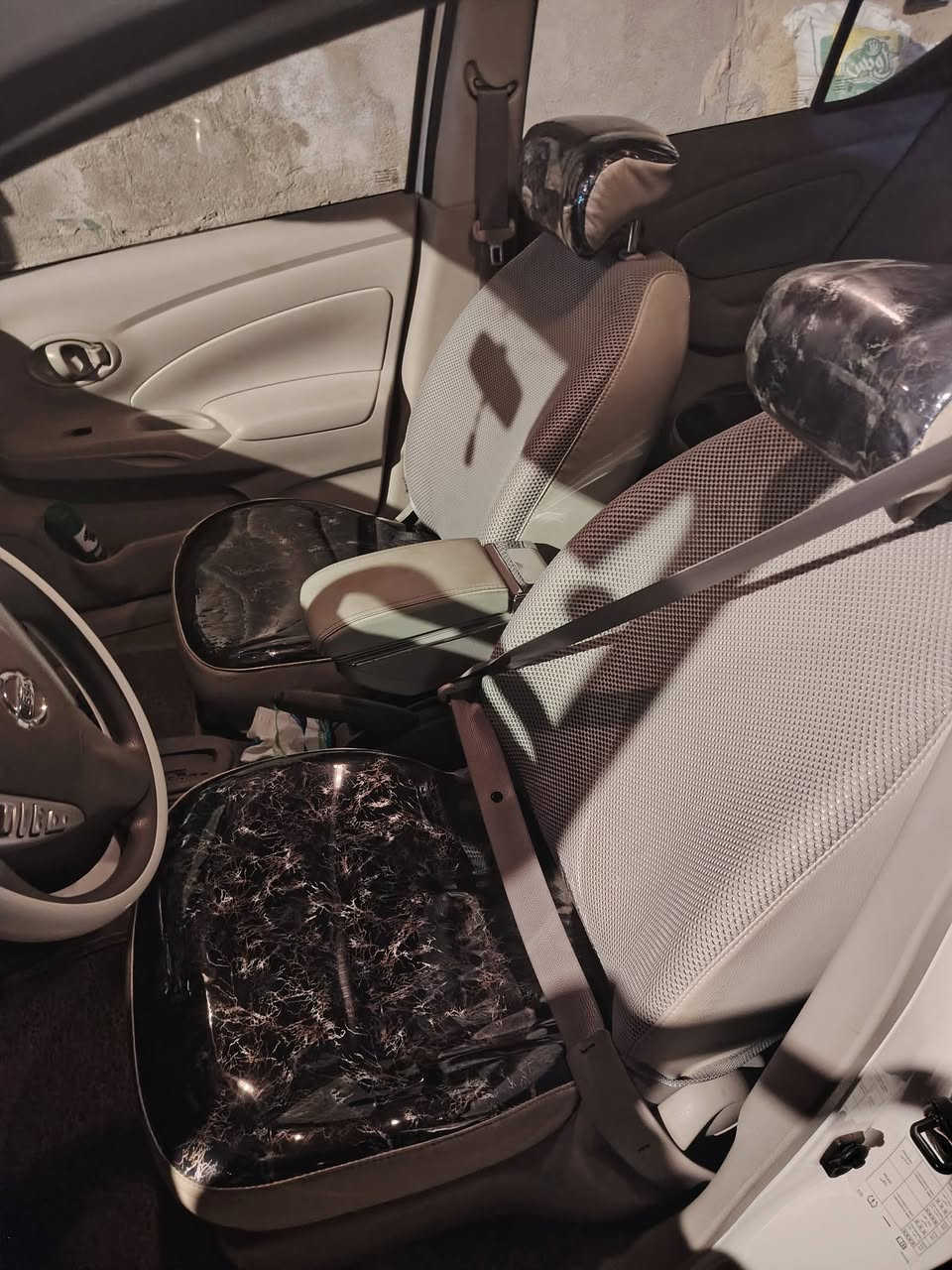 السلام عليكم نيسان صني شباك جديد موديل ٢٤ ماشية ٢٠ الف كفالة عامة من الصبغ التبديل موظف ما مشتغل تكسي بيها رقم الهاتف *********** السعر ١٢٥ وبيها مجال
