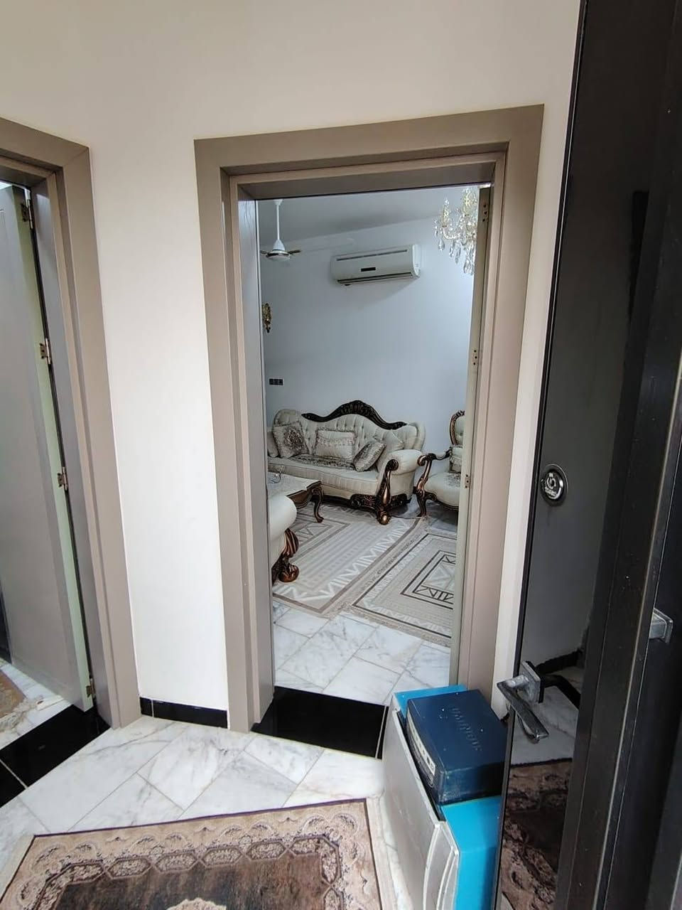 🏘️/ دار للبيع المساحة 130 م طابو صرف 

             الواجهة 10م / النزال 13 م 

🧱/ بناء حديث درجة اولى سنة 2025 
الطابق الاول / مطبخ . هول . صالة . غرفة نوم . مجمع صحيات . 
الطابق الثاني / غرفتين نوم . هول . مجمع صحيات 

🌏الموقع / حلة شارع 80 قرب مسجد الرحمن يقع أمام ساحة خضراء 
⭕نستقبل جميع عروضكم السكنية والتجارية والزراعية
#لمعرفة_السعر مراسلة الصفحة أو مراجعة مكتب⬇️
#بشار_للعقار_والمقاولات بداية شارع الحسينية من جهة شارع 60
***********
***********
