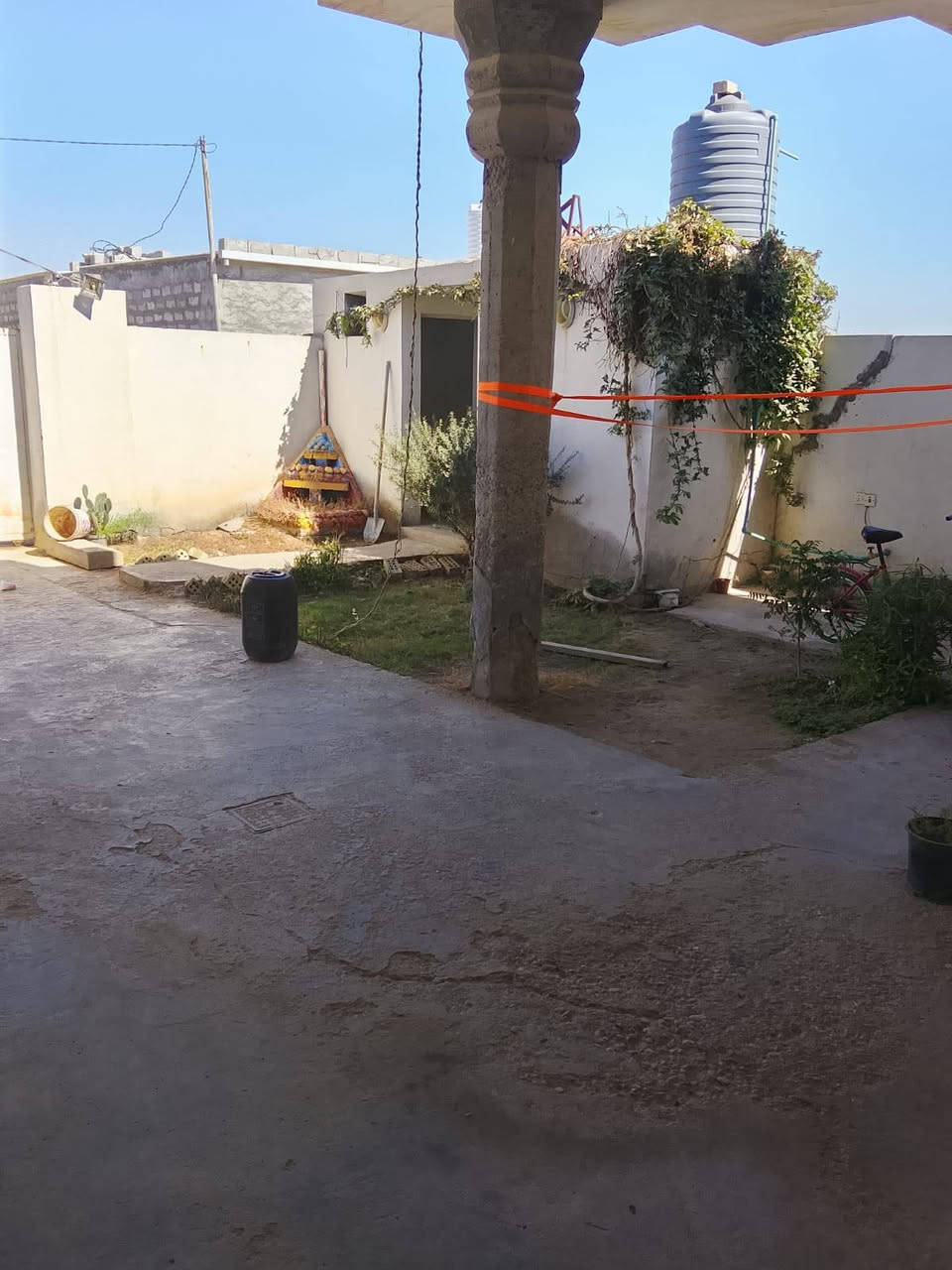 سلام عليكم بيت للبيع ع طريق المطار خلف حي الصناعي المساحه 220يتكون +ستقبال +مطبخ +غرفتين +صاله الاستفسار***********
