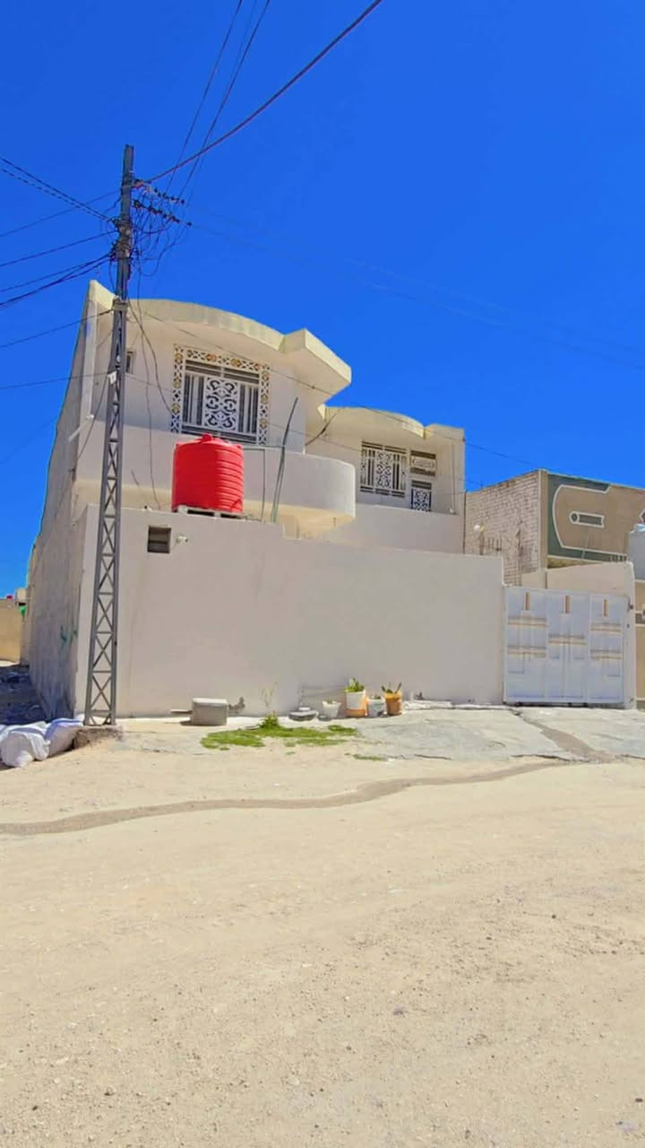 🏡 للبيع منزل طابقين – كربلاء / الجمعية الثانية (قبل الساهرون)

📍 الموقع: الجمعية الثانية، شارع طارق، قرب البانزينخانة، أرض كربلاء، قريب من الشارع العام (30 متر)، والفرع كونكريت.

📐 المساحة: 200 م²

💰 السعر: 180 مليون دينار عراقي، وقابل للتفاوض.

مواصفات المنزل:

🔹 الطابق الأول:

- كراج سيارة كبير.
- صحيات خارجية.
- استقبال بمساحة (8.5 × 4 م).
- مطبخ حار وبارد.
- صالة بمساحة (8 × 4 م).
- غرفتا نوم، كل غرفة (5 × 4 م).
- منور بين الغرف.
- صحيات داخلية.

🔹 الطابق الثاني:

- صالة.
- غرفتان:
  - غرفة (5 × 4 م).
  - غرفة (8 × 4 م).
- نظام سويت.
- الحمام غير مكتمل.
- مساحة متبقية تكفي لبناء غرفتين إضافيتين.
- البناء من البلوك وبكونكريت مسلح درجة أولى.

📞 للاستفسار:
***********
#حسين_لعقارات_كربلاء🏘🏘
