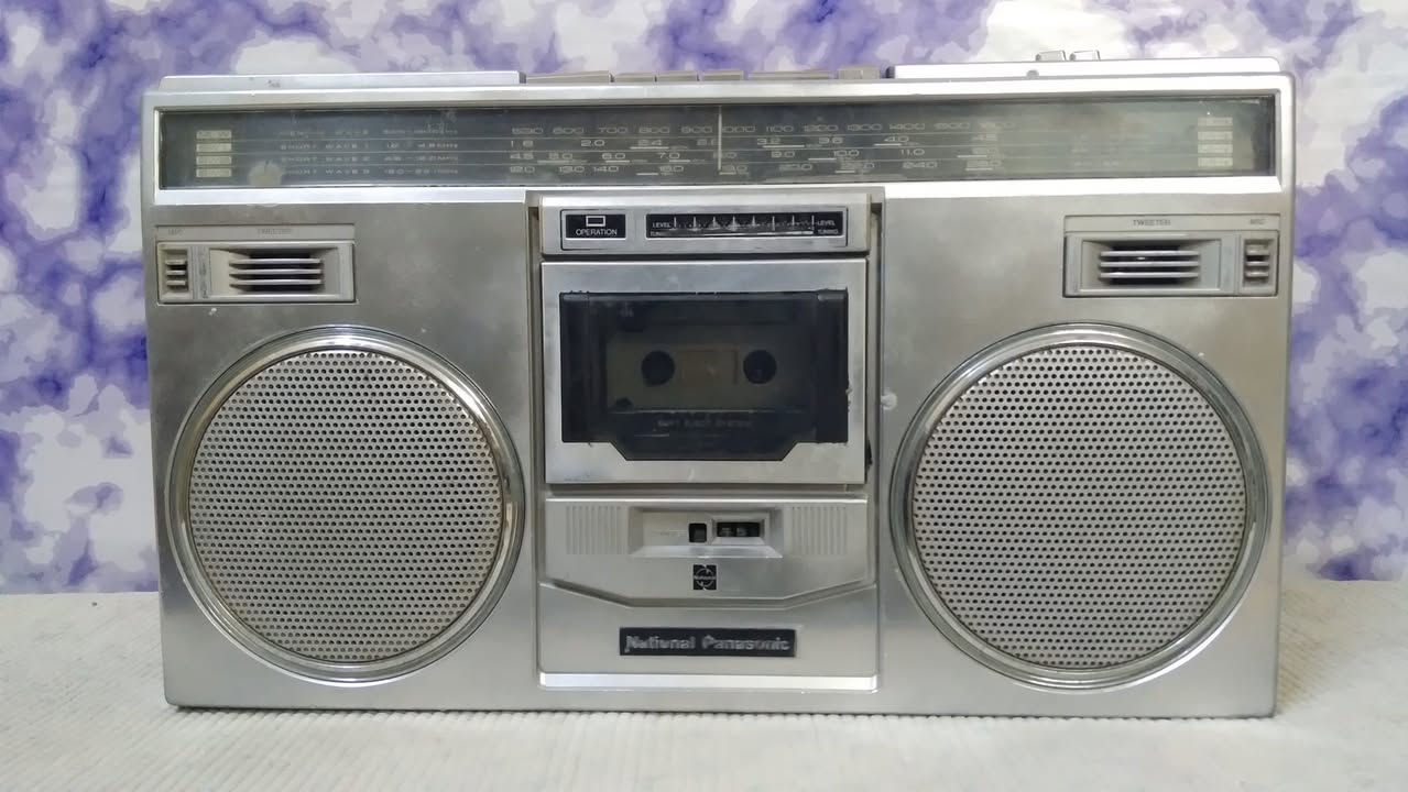 جهاز ماركة National Panasonic 
ياباني أصلي 
شغال راديو 4 موجات بدون اف ام
مع اواكس 
السعر 35 الف مع التوصيل 
***********
