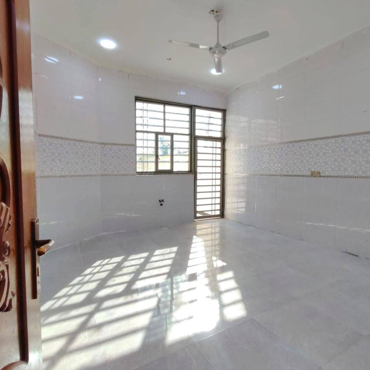 سلام عليكم للاستفسار ***********
بيت للبيع المساحة 200متر
يحتوي على غرفتين منام 
#واستقبال 
#ومطبخ
#كراج
#البيت يقع على شارع تبليط مباشرتا
العنوان ابي الخصيب حمدان خلف جامع القدس
السعر125مليون وبي مجال 
للاستفسار ***********
