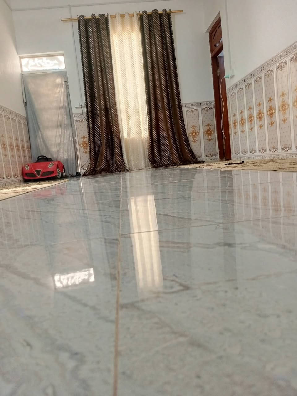 السلام عليكم بيت بالعيبي قريب عل الصوره مساحته 130م يتكون من غرفه وصاله ومطبخ وصحيات ومحل ركن للاستفسار الاتصال على الرقم ***********
