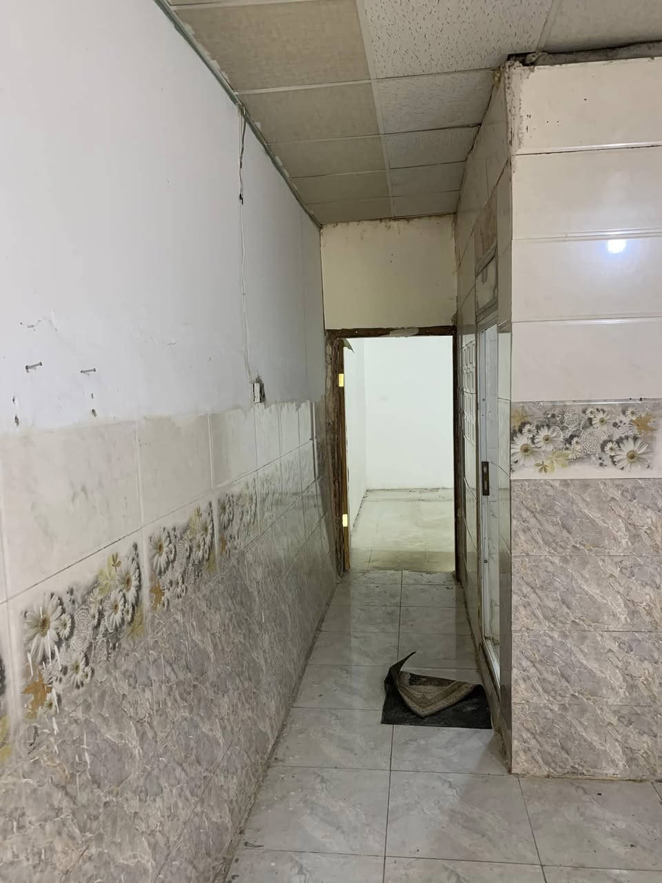 شقة للايجار طابق الاول تتكون من غرفة وصالة ومطبخ وحمام معزوله درج وماء وكهرباء وحدّها مساحتها 90 متر بالدولعي قرب مدرسة ابن الجوزي الاتصال على رقم ***********
