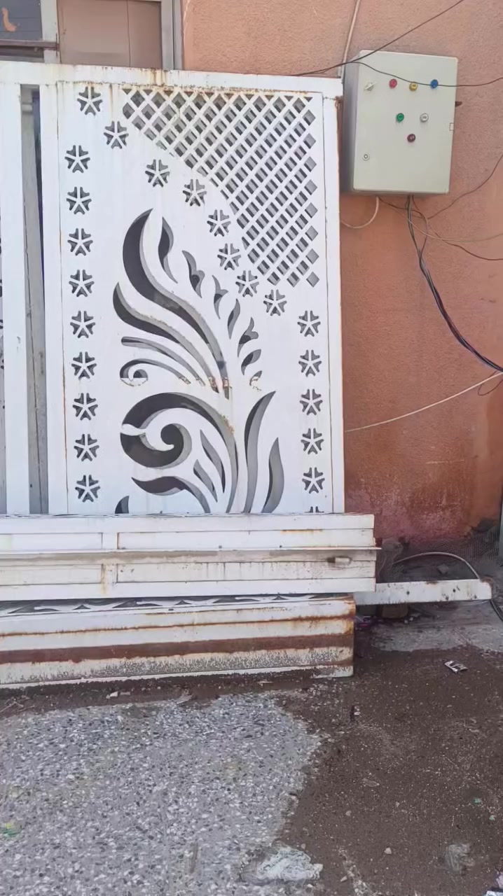 سلام عليكم
باب حديد مع سياج كامل طول 2 متر عرض 5 متر 

للبيع للاستفسار ***********
