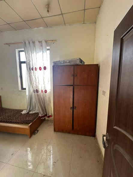 اثاث مستعمل بحاله جيده البيع شلع اربع تخت خشب درجه اولى مبرده ٢ونص ثلاجه نوال ٨اقدام بنكه ارضيه طخم قنبات برده عدد ٢ السعر ٣٠٠الف الكل 
***********
***********
