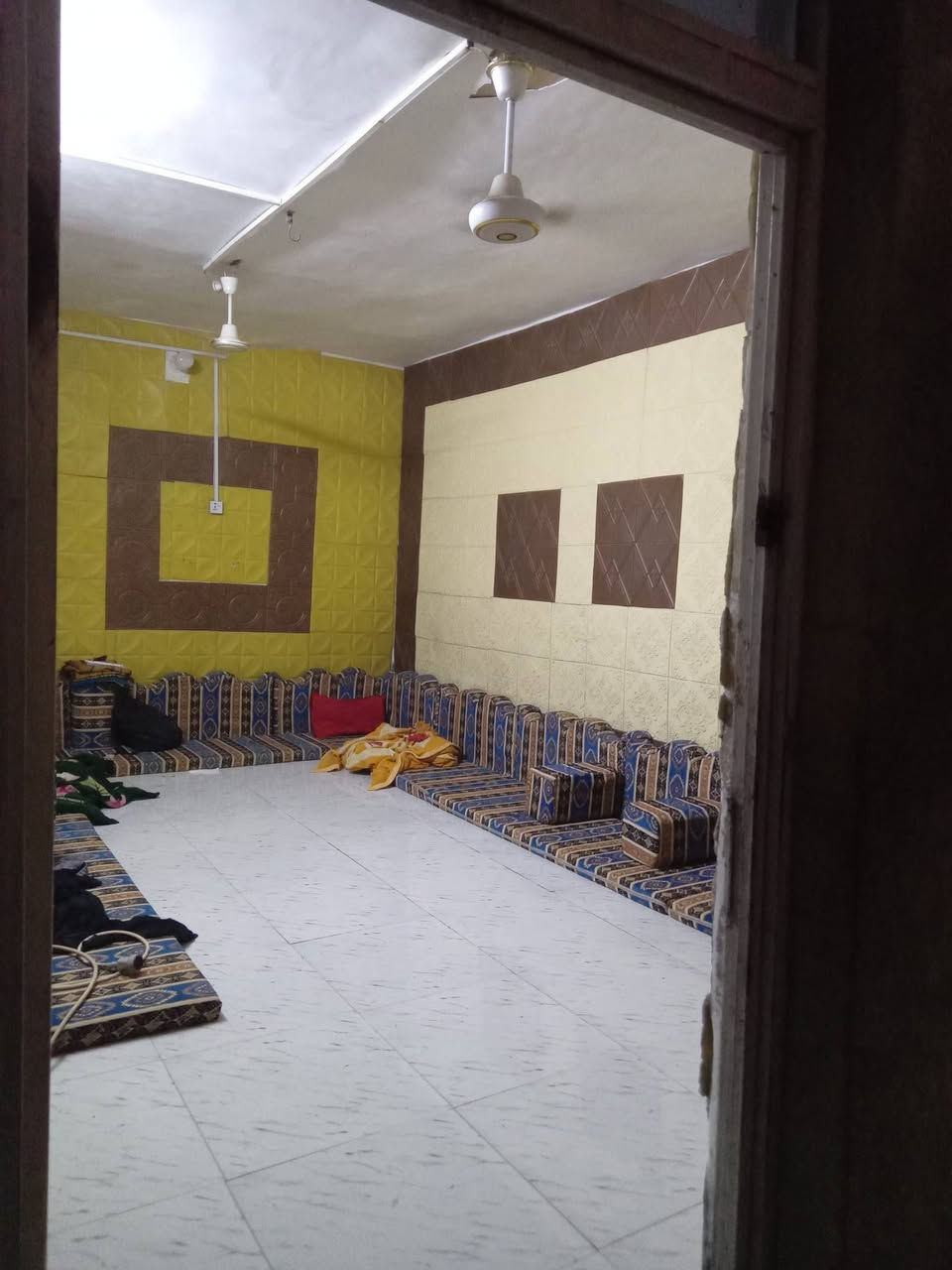 دار ١٠٠م في حي االساهرون مقابل مجمع الغدير السكني تبعد عن الشارع العام ٢٠م بناء متوسط طابقين بناء بلوك وثرمستون عكاده الاتصال على الرقم *********** يوجد واتساب
