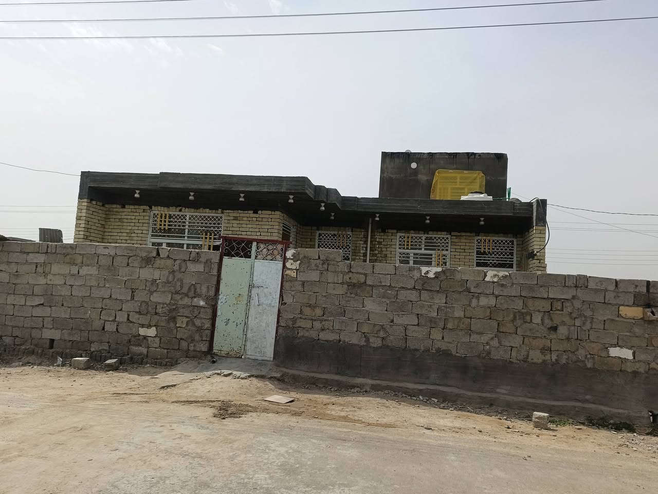 سلام عليكم 
🏡 بيت للبيع – طابو زراعي سند 25

📍 الموقع: مسيب طريق ابو عصافير مجمع موسى جديد 

🔹 المساحة: 370 م²  

🔹 البناء: حديث (طابوق وسقف صب كونكريت)  

🏠 يتكون من:  
- مطبخ  
- استقبال  
- صالة  
- غرفتين نوم  
- مجمع صحيات    

💰 السعر: على الخاص  

📞 للاستفسار: ‏‪‏‪***********‬‏
***********
