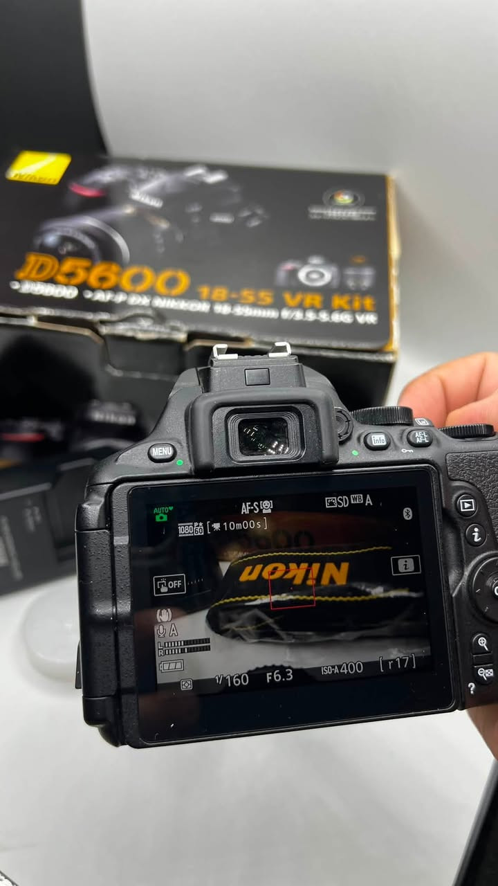 للبيع: كاميرا Nikon D5600 Kit بحالة ممتازة! 📸✨

مواصفات الكاميرا:
 المستشعر: 24.2 ميجا بكسل، DX-format CMOS لصور فائقة الدقة.
 المعالج: EXPEED 4 المتطور لأداء سريع.
 الشاشة: 3.2 بوصة قابلة للإمالة واللمس، لزوايا تصوير مرنة ومريحة.
 التركيز التلقائي: 39 نقطة تركيز لضمان التقاط أدق التفاصيل.
 العدسة: تأتي مع عدسة AF-P DX NIKKOR 18-55mm f/3.5-5.6G VR.
 الاتصال: دعم كامل لـ WiFi و Bluetooth لنقل صورك فوراً إلى هاتفك.
 الفيديو: تصوير بجودة Full HD.
 ISO: نطاق واسع من 100 - 25,600 لأداء مذهل في مختلف ظروف الإضاءة.
📦 محتويات العرض:
كما هو موضح في الصورة، الكاميرا تأتي مع كرتونتها الأصلية، الشاحن، البطارية، حزام الرقابة، وأغطية الحماية للعدسة وجسم الكاميرا.
صور حقيقيه تابعه لي وكاميرا جديده مستخدمه مره واحده

للتواصل والاستفسار:*********** واتساب
