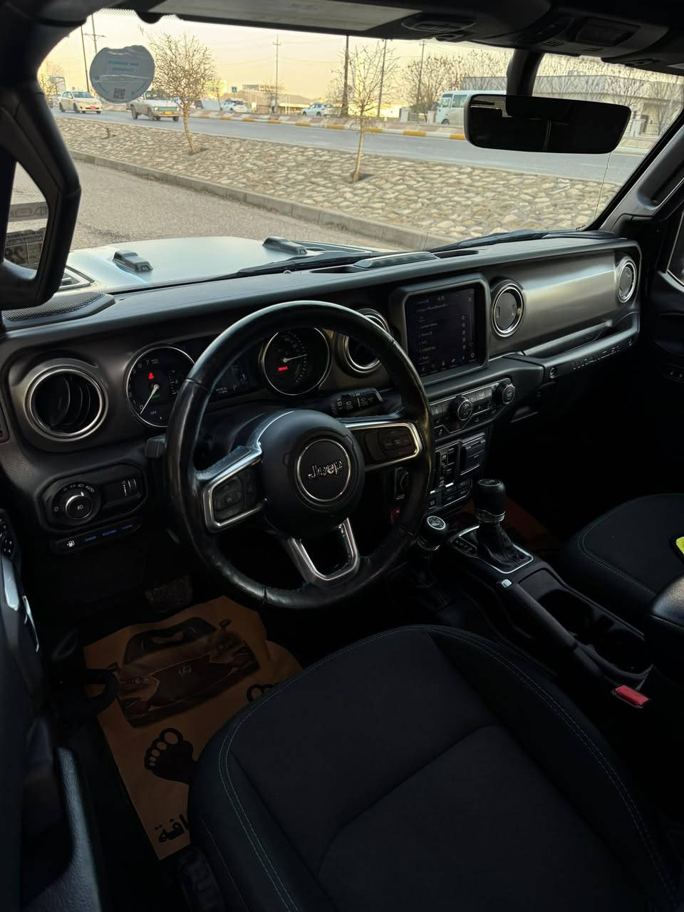 السلام عليكم
ماشاء الله
                JEEP WERNGLAER ROBECON 4Xe 🔋
جيب رانگلر روبكون 4xe
                              3 انضمه قياده ⬇️

الكهربائي" (Electric) للقيادة الصامتة، "الهجين" (Hybrid) للتوازن، و"eSave" لحفظ طاقة البطارية. تمتاز بمحرك توربو سعة 2.0 لتر، وتوفر تقنية eTorque الهجينة الخفيفة. 

لون اسود
رقم وسنويه جديد
‏‎الموديل:2023 
كلين تايتل 💯💯
‏‎المحرك : V6.  3.6L .
‏‎العداد30000 مايل
مكفوله كفاله عامه من الدعاميه للدعاميه
شخط رعصه مكفول جديده بمعنى الكلمه
دينار مصروف مابيه شرط التراي والفحص
وين ماتريد تفحص اي سونر يعجبك👍
‏‎المواصفات :
*سقف بانوراما كهربائى
* كامره امامي 
*رادار جانبي مع امامي
*لايت وبك لايت لد اصل شركه
‏‎* دفع رباعي 4x4 .
‏‎* ويل للطرق الوعرة قياس 17 انج. .
‏‎* شاشه 7 أنچ . 
‏‎* كاميرا خلفية مع امكانية التقريب (زوم) .
‏‎* حساسات خلفية .
‏‎* نظام (Auto Break System) مانع تصادم خلفي .
‏‎* مرايا مع خاصية التعتيم الذاتي  .
‏‎* تشغيل عن بعد .
‏‎* دخول ذكي (بصمة) .
‏‎* سقف 3 قطع قابلة للازالة .
‏‎* ابواب قابلة للازالة .
‏‎* زجاج امامي قابل للطي .
‏‎* إضاءة داخل الصندوق الخلفي .
‏‎* ماخذ للتيار الكهربائي .
‏‎* منظومة كاملة للقطر (السحب) . 
‏‎* نظام (Auto Start System) التشغيل والاطفاء الاوتوماتيكي للتوفير في صرف الوقود .
‏‎* محدد سرعة . 
‏‎* تلفون بلوتوث . 
💵💵السعر خاص💵💵
او اي استفسار الاتصال
☎️***********واتساب موجود
☎️***********واتساب موجود
