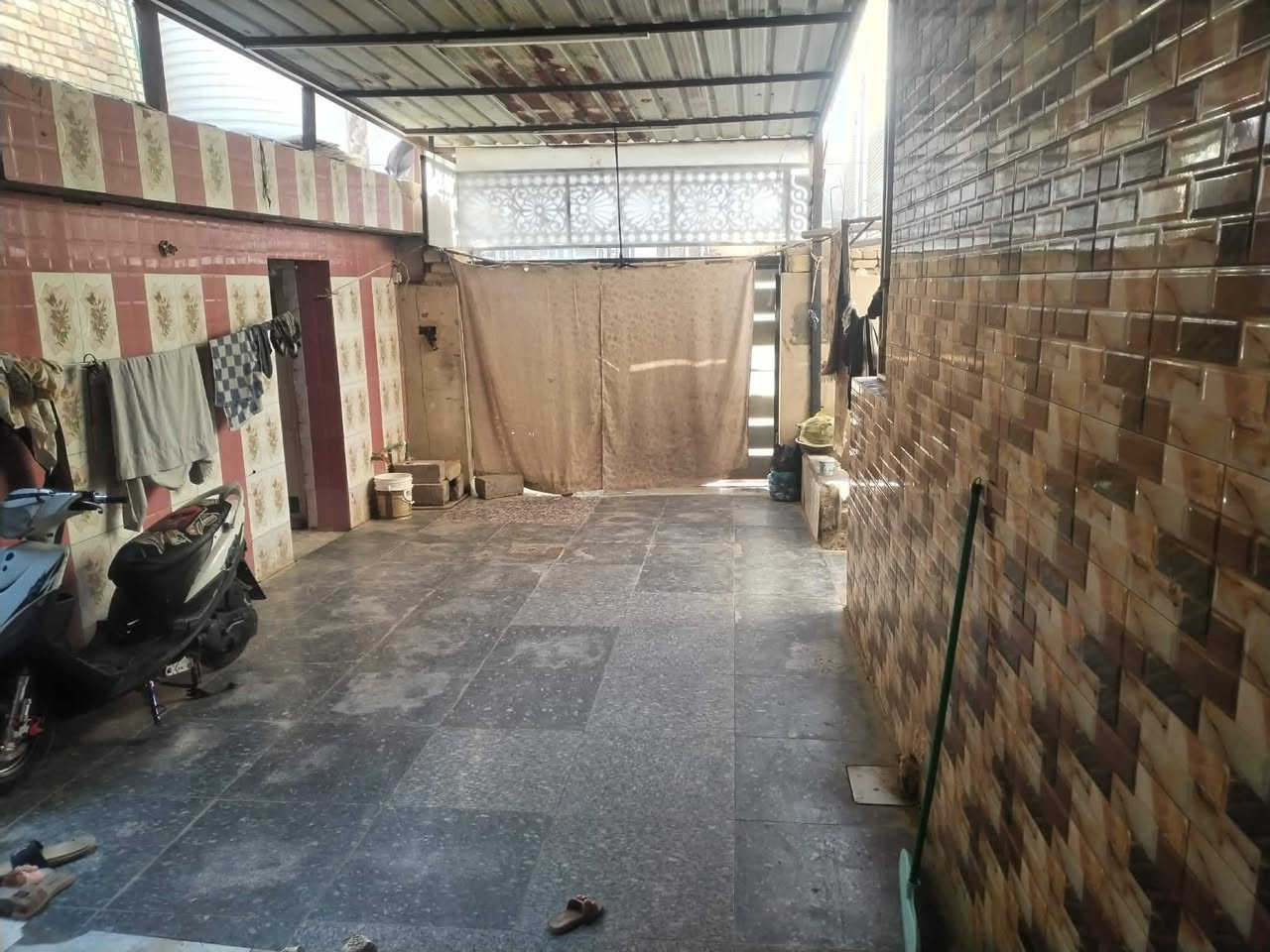 مكلفة بالنشر
دار البيع حي جامع قرب ال رمضان يعني بنص السوك وتجاري 
المساحه 220 يتكون من 3غرف اكبار صاله كبيره مناور 2 داخل البيت مطبخ استقبال صحيات خارجيه سكف اعكاده البنا البيت 2017
البيت تحفه ما شاء الله تبارك الرحمن
السعر مناسب على خاص
 او الاتصال على الرقم ***********
