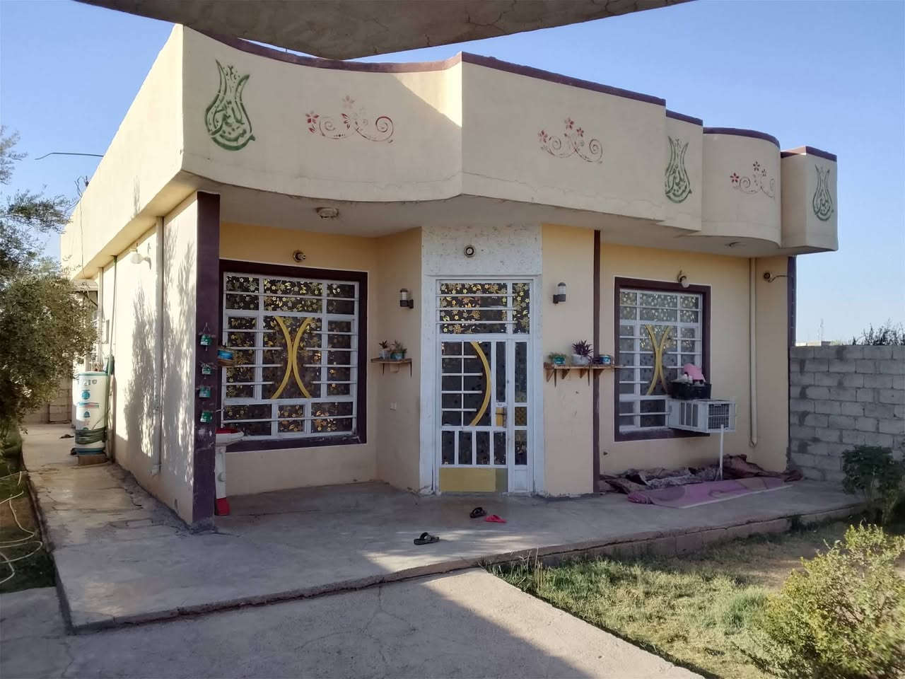 بيت للبيع قرب نهر الصب مقابيل حي الشهداء مساحة 300متر بسعر مناسب للتواصل على مكان دلي عباس رقم ***********
