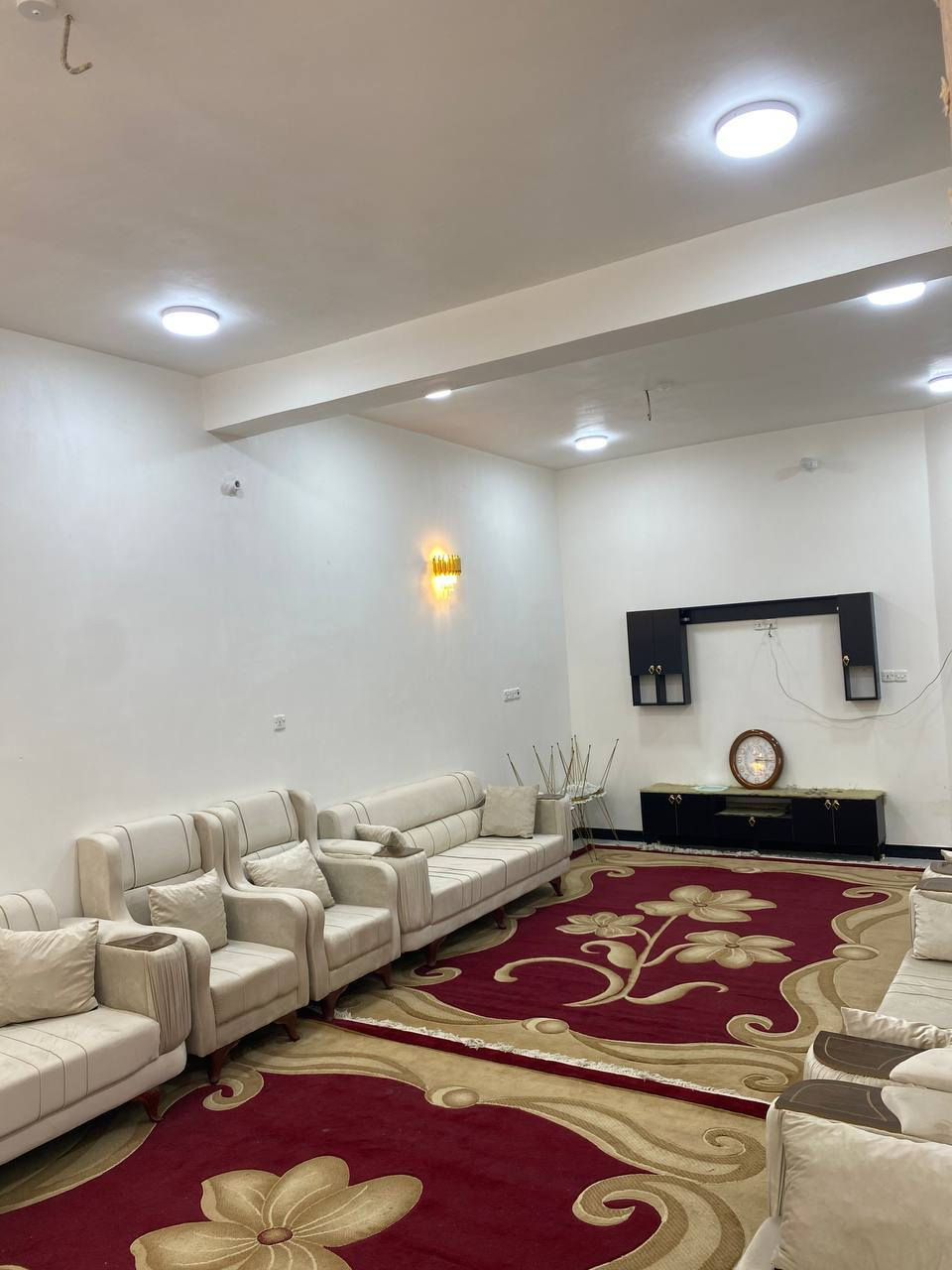 ​🏠 بيت ركن للبيع - طابو صرف (بناء حديث جداً)
تفاصيل العقار:
​المساحة الكلية: 180 متر.
​الموقع: ابي غرق حي المرتضى.
البيت ركن
​الأبعاد: الواجهة 12 متر × النزال 15 متر.
​نوع السند: طابو صرف (ملك صرف).
​التصميم الداخلي والخدمات:
​🛏️ عدد الغرف: 5 غرف نوم واسعة.
​🚿 المجمعات الصحية: 5 مجمعات صحية متكاملة.
​🍳 المطبخ: نظام (حار + بارد) .
​✨ حالة البناء: حديث جداً (درجة أولى) وجاهز للسكن.
​الموقع:
​📍 العنوان: أبي غرق - حي المرتضى.
​🏫 المميزات: موقع مميز وقريب جداً من المدرسة والخدمات.
​📸 ملاحظة: الصور المرفقة توضح تفاصيل ونظافة البناء والفخامة.
ملاحضه البيت مقابله ساحه خظراء (حديقه مزروعه)

الاستفسار والتواصل مراسله الصفحه او الاتصال على الرقم ***********
نستقبل جميع العروض عندك مكان قطعه أرض بيت نعرضها الكم مجاني والتوفيق للجميع
