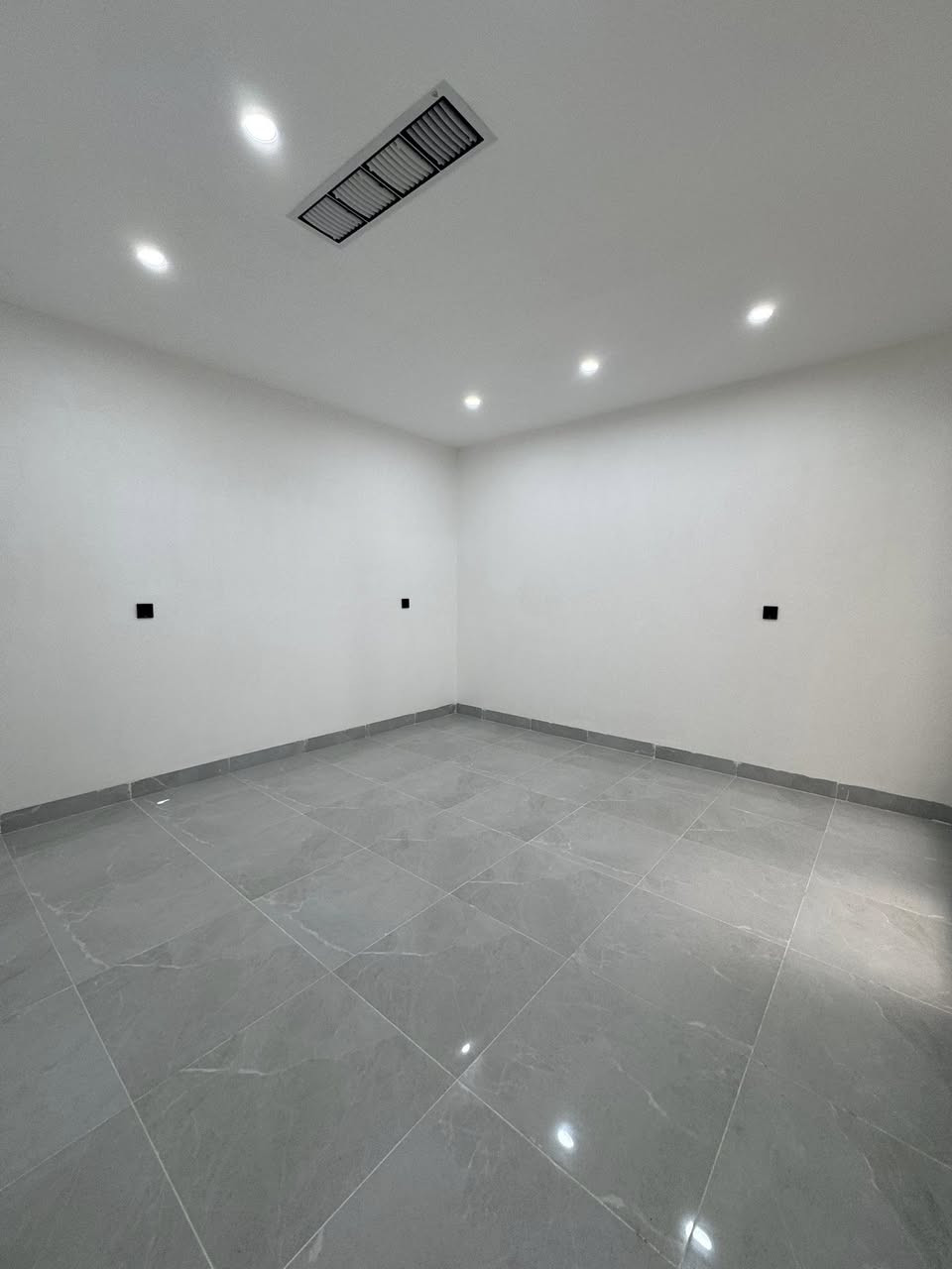 🏡منزل مساحة 140متر للبيع في حي #هفالان سروران 
خانوو بۆ فرۆشتن لە گەرەکی #هەڤاڵان
————————————
•🚗 كراج للسيارة
 •🍽️ مطبخ
أستقبال 
 •🛋️ صالة واسعة ومريحة
• عدد الغرف: 4 غرف نوم
 •🚿 2حمام
📍الومقع :-(هفالان قريب عل شارع كوية)
————————————
للتواصل:-
***********📞كورك
***********📞 اسيا
————————————
📍موقع عقارات جميل:- اربيل هفالان خلف مطعم باب الحارة 
 https://maps.google.com/?q=36.194012,44.049461
—————————————
