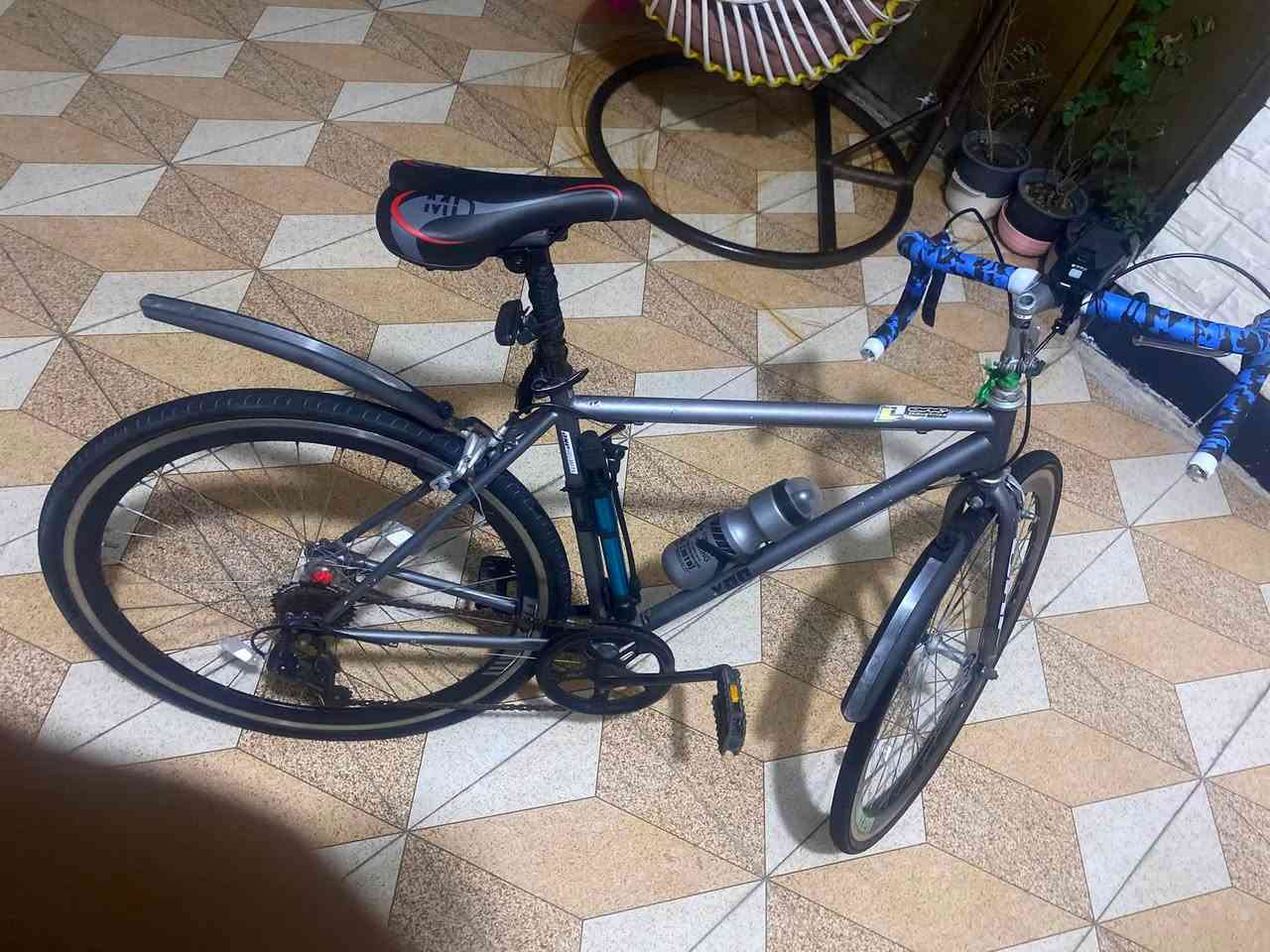 🚲 دراجة هوائية هجينة (هايبرد) للبيع 🚲
📋 المواصفات الفنية:
• الهيكل (الفريم): ألمنيوم، لون رمادي، ماركة YDD.
• المقود (الستيرن): رياضي (Drop Bar) مغلف بـ لاصق أزرق مموه.
• نظام السرعات: شفتات خلفية شيمانو (Shimano) - نظام سرعة أحادي أمامي (Single Chainring).
• المكابح (البريكات): بريكات لقاطات (Rim Brakes) أمامية وخلفية.

📦 الملحقات المرفقة:
• مصباح أمامي قوي جداً (متعدد الوظائف: يعمل كـ كشاف طريق، وقاعدة لتثبيت الهاتف، وشاحن للهاتف أثناء القيادة في نفس الوقت).
• مصباح خلفي (بك لايت) للتنبيه لضمان السلامة أثناء القيادة الليلية.
• مطارة ماء مع الحامل الخاص بها.
• منفاخ يدوي صغير مثبت على الفريم.
• دروع طين (مدغارات) أمامية وخلفية.
• جك جانبي للوقوف وعاكسات ضوئية على السيم (العجلات).

⚙️ الحالة: الدراجة بحالة ممتازة وجاهزة للاستخدام مباشرة.

---
💰 السعر: 200 ألف دينار (وبيها مجال بسيط للشراي)
📍 المكان: بغداد
📞 للاستفسار (اتصال أو واتساب): ***********

