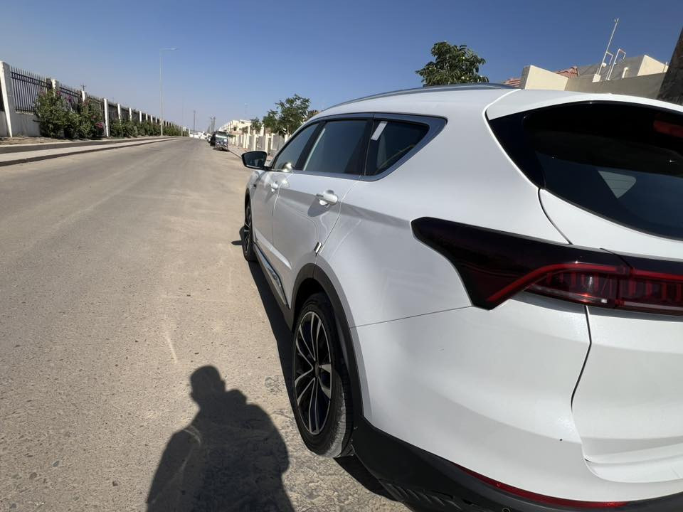 🛑 للبيع: جيتور X70 بلس (Jetour X70 Plus) - فئة Luxury موديل
2024
السيارة بحالة جيدة ، كاملة المواصفات، ومكفولة من (الصبغ والفتح والبارد والحار ) فقط شخوط ورصعات بسيطه اثر طريق والسونار مرفق مع المنشور .

✅ نوع المحرك: 1.6 Turbo
✅ عدد البصمات ( 2 )
🛞تخم تايرات جديده
🛠️ ادامه كامله للسياره 
 الممشى الحالي : 51 ألف كم فقط.

 الرقم: بغداد (بإسمي والتحويل مباشر).
 📍موقع السياره : بغداد - زيونة.

💎 أبرز المواصفات والأنظمة:
• السعة: 7 راكب (عائلية بامتياز).
• التبريد: شاشه لمس ( قطعتين تبريد بـ 8 فتحات توزيع ) 
• ثلاجة .

 الشاشات والكاميرات: 
• شاشتين ديجيتال متصلة 
• منظومة كاميرات 360° مع رؤية فوقية (3D) 
• حساسات خلفية وأمامية.

الراحة والرفاهية: 
• بانوراما قمارة كاملة
• كشن سائق كهرباء
• صندوق خلفي ذكي (فتح وغلق كهربائي)
• 4 جامات أوتو 
• نظام انعكاس الهاتف (أندرويد + آيفون) بالشاشه 
• منافذ USB عدد 4 
• شحن لاسلكي للهاتف .

 الأنظمة الذكية: 
• بصمة 
• ابواب ترحيب عند الاقتراب
• ⁠ فتح وغلق السياره تلقائي 
• مرايا جانبية كهربائية (طي أوتوماتيكي مع إشارات بالمري)  .

🛡️ أنظمة الأمان ومساعدة السائق:
• رادار تحديد مسار 
• تنبيه الخروج من المسار.
• نظام النقطة العمياء (Blind Spot).
• مثبت سرعة (Cruise Control).
• هاند بريك دكمة (كهربائي)
• نظام أوتو هولد (Auto Hold).
• نظام مانع الانزلاق 
• وضعيات قيادة متعددة 
• وضعيات تحكم مختلفة بالستيرن.

✔️السياره نظيفة جدا ( استخدام شخصي )
✔️وباقي المواصفات معروفه 

💰 السعر : 26 مليون ( وبيها مجال حك الجيه )
للاستفسار اكثر يرجى الاتصال بالرقم التالي : 📞 ***********
