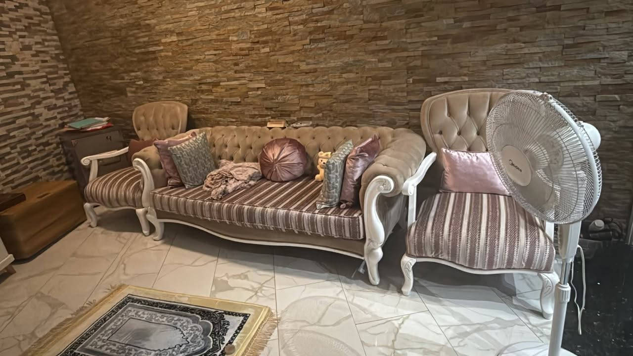 السلام عليكم عندي ٣ غرف نوم وخزانه ١٤ باب كل بابين مع اثاث مكتبي عدد ٢ مع ملحقاته  ميز طعام ٨ مقاعد مع ثلاجه ءLG مع مجمده كرافت العنوان الحارثيه رقم وتساب ***********
