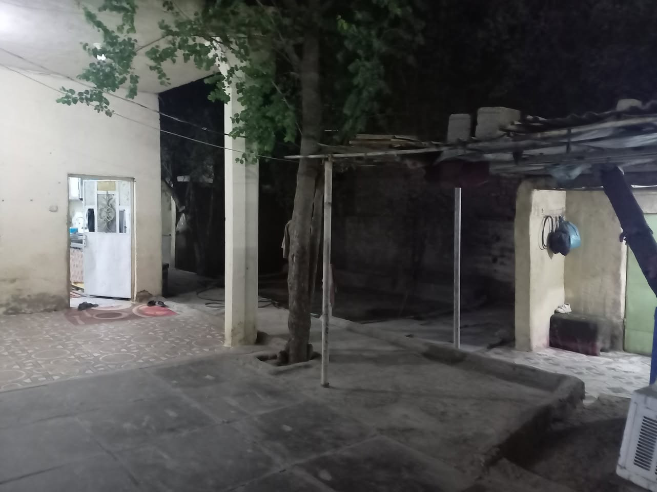دار للبيع حي الحكيم مساحته ٥٠٠ متر غرفتين نوم وهول وصاله ومطبخ وحمام واستقبال كراج وحديقه
شارع اسواق البركه
يبعد عني الشارع 250 متر
الاتصال واتساب ***********
