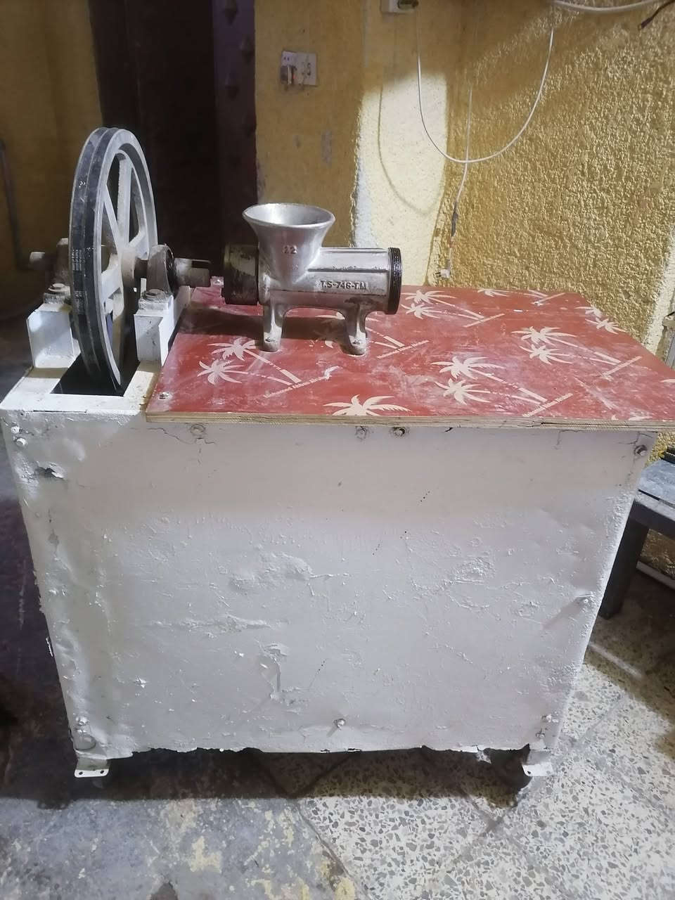 سلام عليكم عندي مكينه للبيع سعر ٢٥٠ مكاني أبو غريب خاص موجود هاذا رقمي *********** بيه مجال قليل
