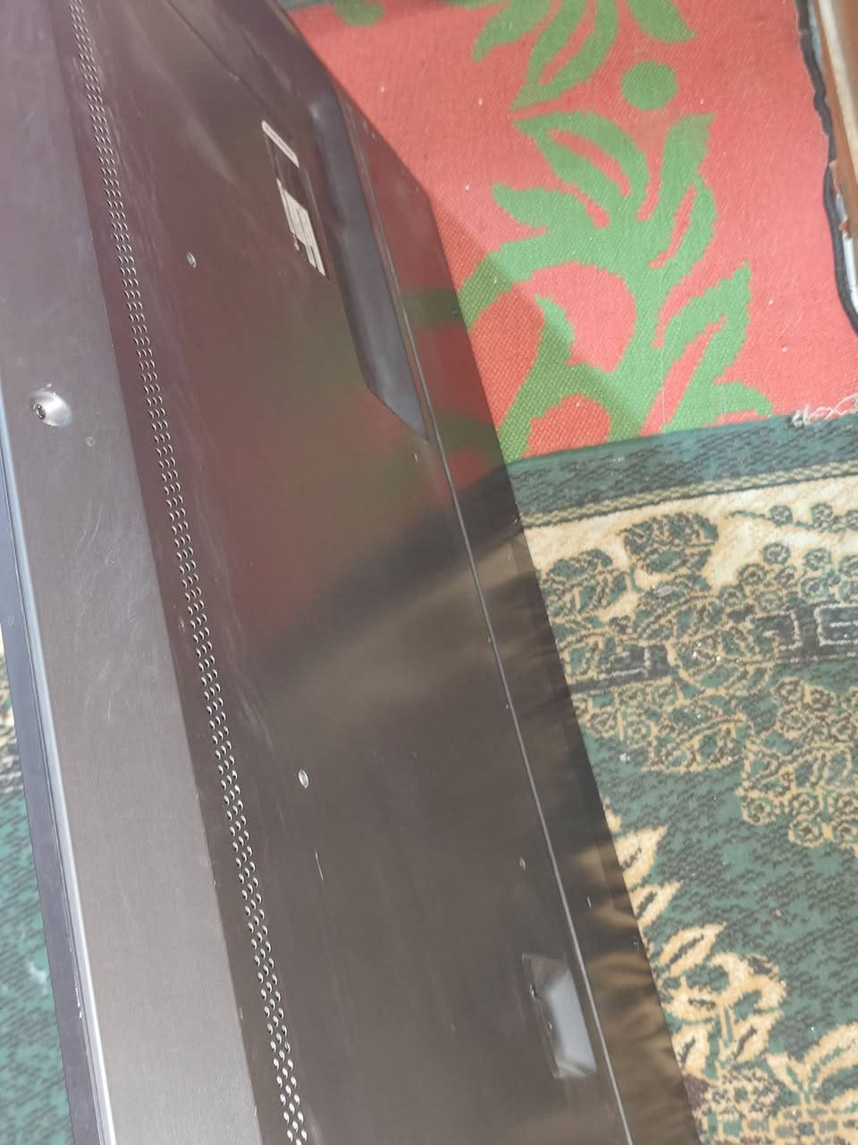 شاشة LG 55 أنج مشكلتهه اكو ضربة بالشاشة سوت لون ازرق قوي من تشغلهه باقي الأمور هي سليمة 
مكاني كربلاء السعر 50الف 
***********
