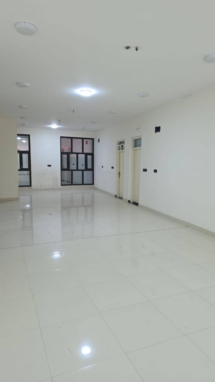 بنايه للأيجار 
الاسكان الصناعي
 الشارع الحولي شارع ال بو فياض
 عالشارع الرئيسي
 طابق ثاني 
تتكون من خمس غرف وصاله كبيره 14 متر ومجمع صحيات عدد 2
تصلح مجمع طبي او مركز تجميل متكامل او قاعة جم او قاعة أعراس او كوفي أو معهد دورات للطلاب أو سكن 
للأستفسار
***********
***********
