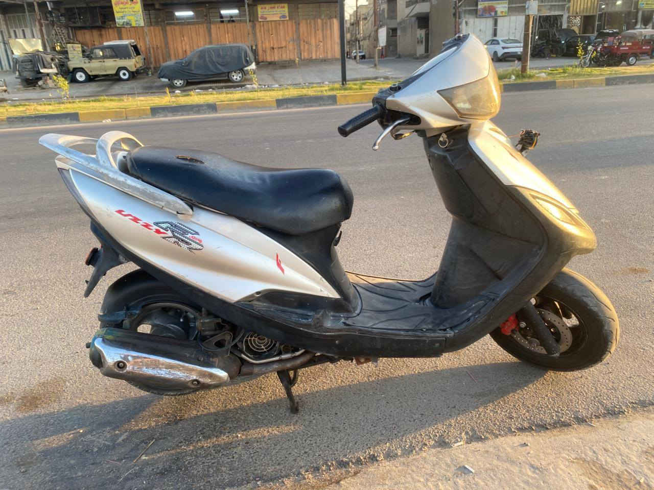 ماكس سرعة 140 نظيفة كلش 
نگرة سلف 
محرك ناعم يخبل  
شلعة ومعدل صاروخ 
اوراقها كهربائياتها اشاير لايتات كيجات كلها كاملة 

للبيع بلاااش بـ 300 وبيها مجال قليل للشراي 
***********
