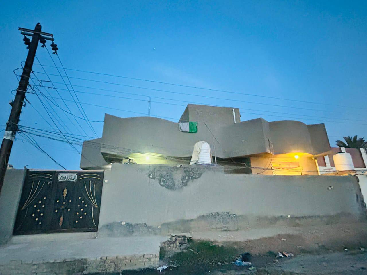 السلام عليكم
  دار للبيع مكان مميز جدا 
طابو صرف
نوع البناء //طابوق السقف صب كونكريت
شارع تبليط
سند طابو صرف باسم صاحب البيت 
تحويل البيت ثاني يوم بعد الشراء
العنوان / /بابل المدحتيه 
 حي الحسين العسكري قرب ساحة تارتان قرب مدرسة كميل البيت ركن على شارعين أمامي ١٠متر تبليط 
المساحة//١٦٥
الواجهه //١٥م
النزال //١١م
بناء حديث 
خدمات كامله من ماء وكهرباء وتبليط
السعر/٩٥وبي مجال
تفاصيل البيت طابقين
الطابق الأول
استقبال
صاله كبيره 
عدد الغرف ٢
حمام داخلي
صحيات خارجيه 
الطابق الثاني 
مطبخ حار وبارد
مخزن 
البيت كامل وجاهز
البيت موقع حلو وجيد جداً 
بناء حديث 
للاستفسار
مراجعة  مكتب دلالية وائل الهندي 
***********
ابو علي*********** 
مكتب دلالية وائل الهندي بابل المدحتيه الحمزه الغربي ع شارع 60 قرب سلوان ابو الكاشي مقابيل فرع علي قماره
