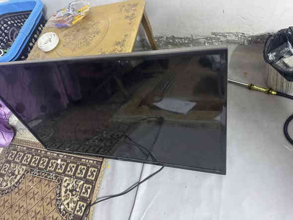 شاشة للبيع LG اخذتهة باب اول جديدة ما بيهة اي خلل ولا تصليح حتى ما اشغلهة *********** 
عارضهة ب٢٠٠
