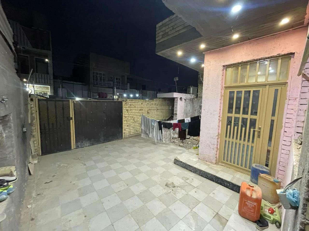 السلام عليكم ورحمة الله وبركاته #بيت للبيع بناء #حديث #Vip ( #طابو  #صرف )

المساحه 200 متر واجهه 9 والنزال 22

العنوان/ #الشعب شارع  #الصحه مقابل مطعم محمد الكردي 

الطابق الاول يحتوي  عل كراج ومدخلين وصحيات خارجية واستقبال كبير ومطبخ  حار ومطبخ بارد وصحيات داخليه وغرف نوم عدد اثنان 2  وصالة كبيرة أيضاً والطابق الثاني يحتوي على غرف نوم عدد اربعة 4  كبيرة وصالة وسطية وخدمات صحية وبلكونه كبيرة  وبيتونه كبيرة وسطح كبير 

ملاحظه مهمه الدار بناء فول درجة اولى ارضية مرمر وكهرباء من احدث وافضل الانواع شغل شركة هندسية اختصاص وماء ومجاري من احدث وافضل الانواع وموقع حلو ومرتب وشارع عريض رصيف جديد البيت بناء سنة 2024 حديث // السعر ٣٦٠ وبي مجال 

معروض بمكتب الكناني ***********
