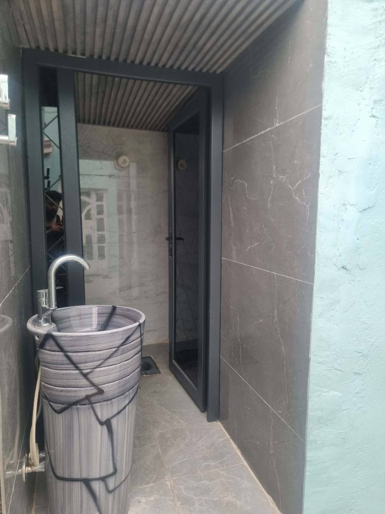 بيت بالجمهوري بشارع سالم بنصه بالفرع بناء جديد ونضيف مساحه ١٥٠ غرفتين جوه وصاله ومطبخ كبار وصحيات خارجيه وبراني خارجي السعر ١٣٥ بيت كامل من كلشي ***********
