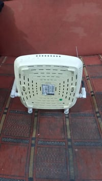 راوتر للبيع شغال بس هوه سعره ١٥ $07718792245