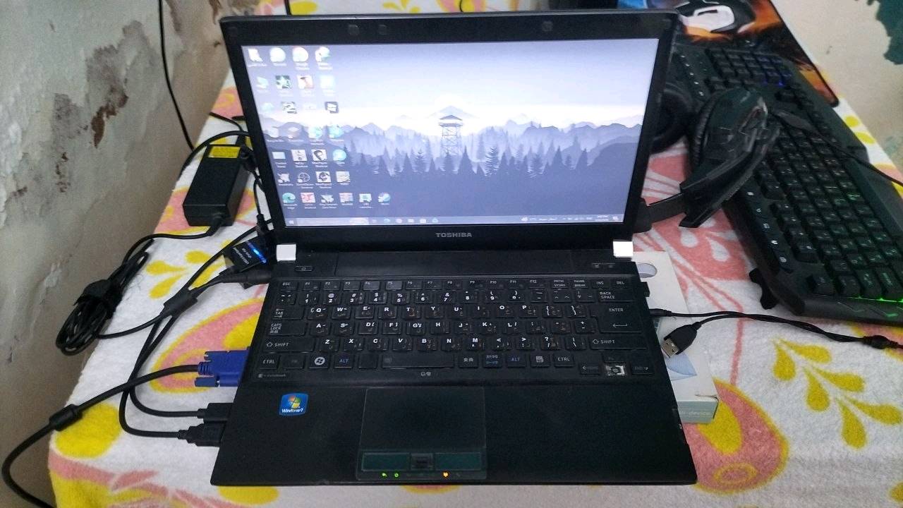 لابتوب توشيبا Core I3 الجيل الثاني رامات 6 جيجا هارد SSD 128 كرت مدمج intel hd Graphics 3000 البطاريه ميته اله على الشحن يلا يشتغل وياه يجي ماوس وكيبورد هديه مكاني البلديات شارع المرور 