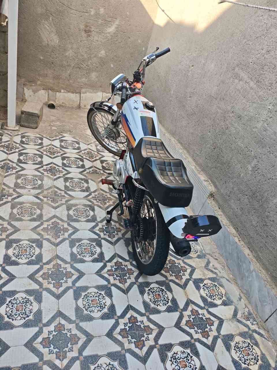 مكلف بلنشر للبيع هاذه رقم 
*********** واسط
