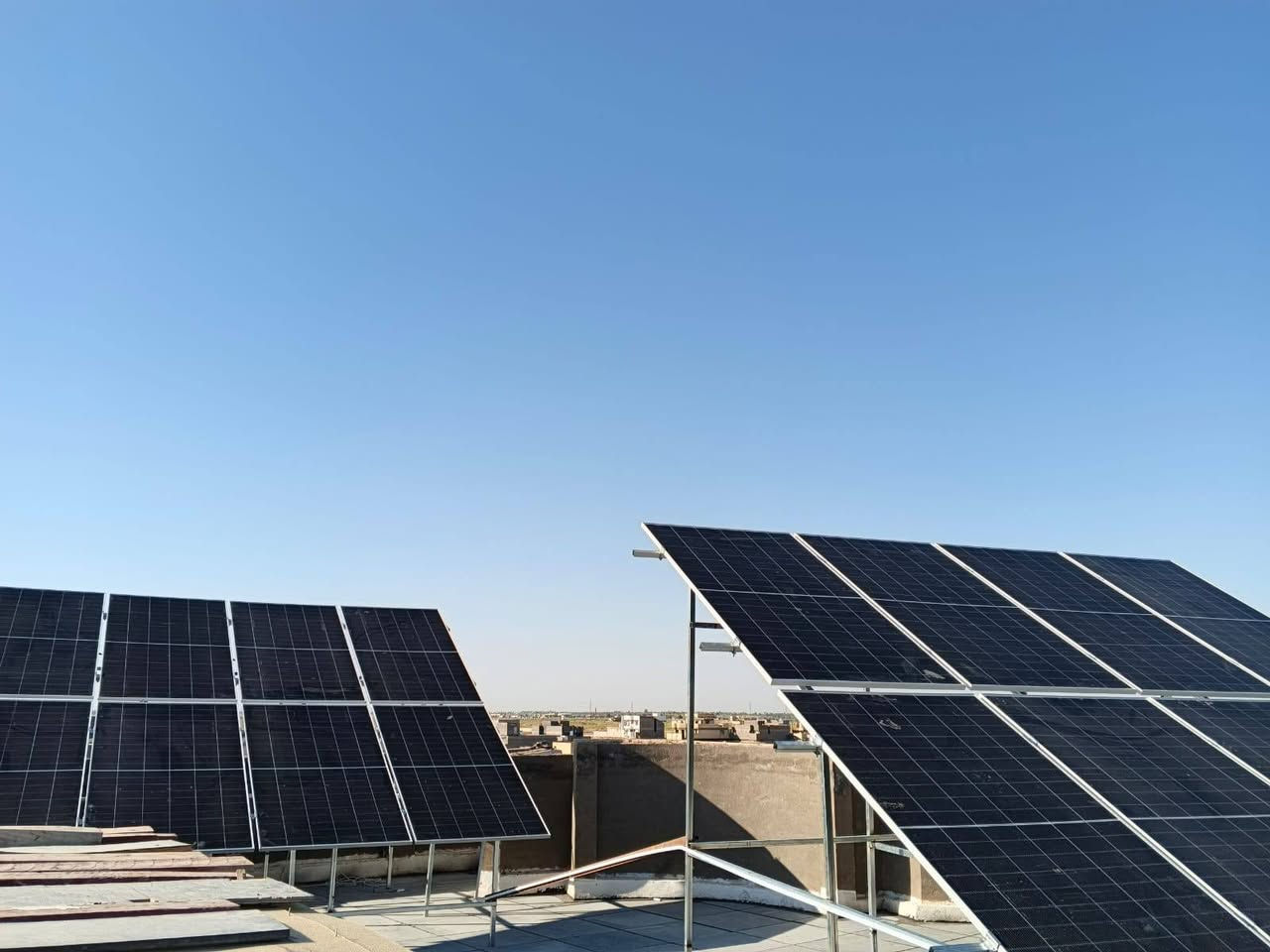 ‏موقع العمل : بابل / الحصوه ( العوجة )
‏🤵للأخ ( عبدالله التميمي  )
‏
‏🚀🚀 هذه المنظومة قابلة للتطوير إلى 40 امبير 🎉🎉
‏
‏🍁 المنظومة مناسبة لتشغيل : سبالت انفيرتر + ثلاجة + مجمده + إنارة + مراوح + أجهزة منزلية 🚀
‏
‏بجهود المهندس الاختصاص ( احمد سلمان الخفاجي احمد الخفاجي     )
‏
‏🏡 منزل آخر  يودع انقطاع الكهرباء بمنظومة طاقة شمسية بقدرة 30  إلى 35 امبير  نهاري 🌜 ليلي 🌑
‏
‏🍁 أجزاء المنظومة :- 🍁
‏📍 الانفيرتر Rising 11kw  ضمان 3 سنوات
‏📍 16k with bms بطاريات عدد 2 ضمان 5 سنوات
‏📍Longi hemo-X10 650w الألواح عدد 16 ضمان 10 إلى 15 سنة
‏
‏اي سؤال او استفسار يرجى الاتصال
‏او التواصل عبر الواتس اب 
‏🚀***********🚀
‏🚀 *********** 🚀
‏
