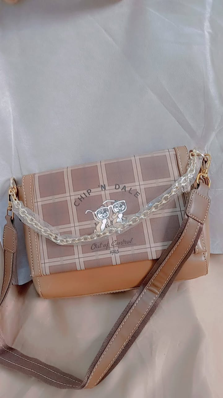 تخفيضات للعيد 🌺🔥🔥
⭕عرض اشتري قطعتين واحصل على هدية مجانا❤️‍🔥
اسرع، لم يتبق سوى ايام قليلة 😳
اجمل حقائب نسائيه وكياته😍
موجود فقط على صفحتنه🎆

التوصيل خلال يوم واحد فقط 
لكل محافظات العراق 🚐.. 
⭕اذا مو مثل الصوره رجعها
⭕واذا الحقيبه ماعجبتج رجعيها
⭕اذا ماعجبك الجودة رجعها 
             يرجى التأكد من البضاعه بوجود المندوب ضع ✅


**إذا كنت صاحب هذا الإعلان وتريد حذفه لأي سبب، رجاءا أرسل رسالة إلى الدعم الفني**