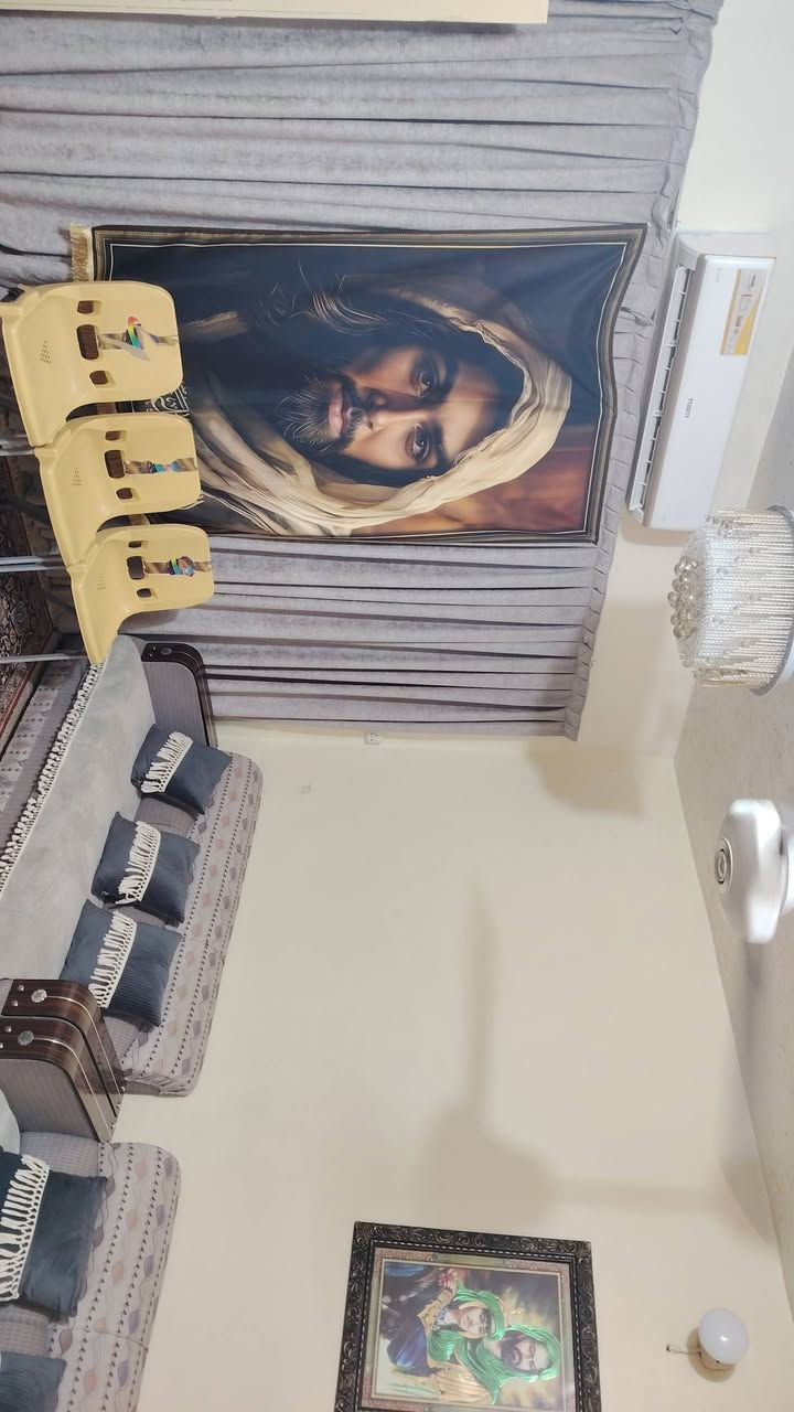 بيت بالعزه الجديده بيت ركن ع شارعين بناء قديم المساحه 150م  طابقين متوفر كافة الحدمات تبليط يتكون الطابق الأول من كراج صحيات داخليه خارجيه  مطبخ هول داخلي استقبال غرفه نوم واحده امام الطابق الثاني غرفه وهول داخلي السطح شتايكر مخزن غراض سندوج 

***********
