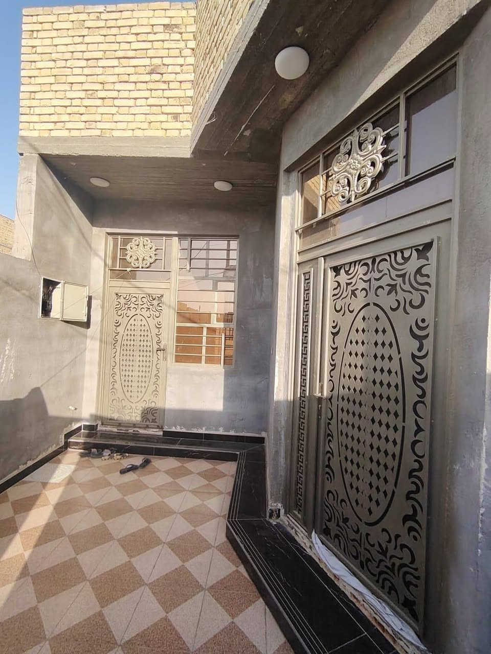 بيت للبيع 🏠 
المساحة 140م📈
نوع العقار شاغر معامله واصله للتقييم✔️
بناء حديث طابوك السقف صب كونكريت ✅
خدمات كامله ماء وكهرباء وتبليط ومدارس ✅
يحتوي على.....غرفتين نوم وصاله وديوانية ومطبخ وصحيات ومنور ✔️ 
العنوان 📍 حي الفداء نهاية شارع ابولبنان قرب شارع 60م
الـسـعـر 75 قابل للتفاوض 
للأستفسار ☎️ ***********
