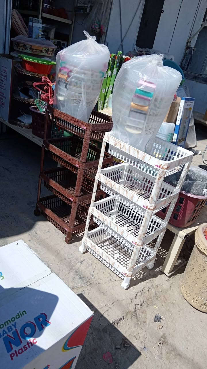 السلام عليكم مجمع رواد للتجهيزات المنزلية حاجه ١٠٠٠ وحاجة ب٥٠٠ كوزمتك ومنضفات وهداية وورد بانواعة
في سوق ال٤٠٠٠ قرب اسواق حازم العبودي مقابيل علوة الذهيباوي للتواصل واتساب ***********.
*********** 
يوجد خدمة توصيل
