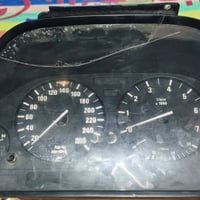 گيجات بي ام بدي قديم  8سلندر شغلات بس الشاشه مال الكتابه والساعه تحتاج...