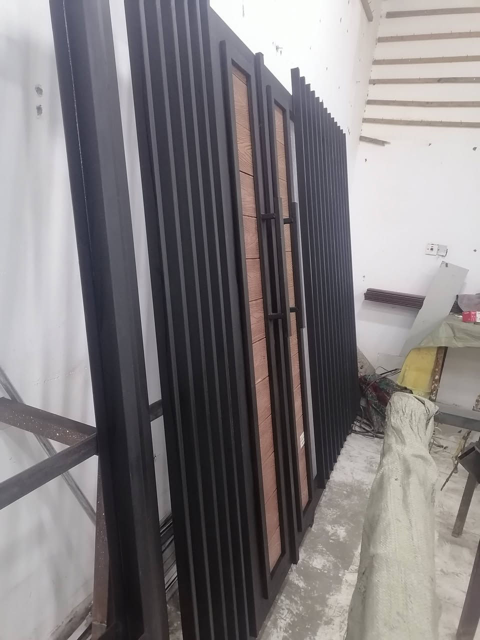 السلام عليكم باب سلايت. للبيع متريتن وعشره في تلاثه متر  حديد تركي مليم ونص السعر 400  *********** في الديوانيه
