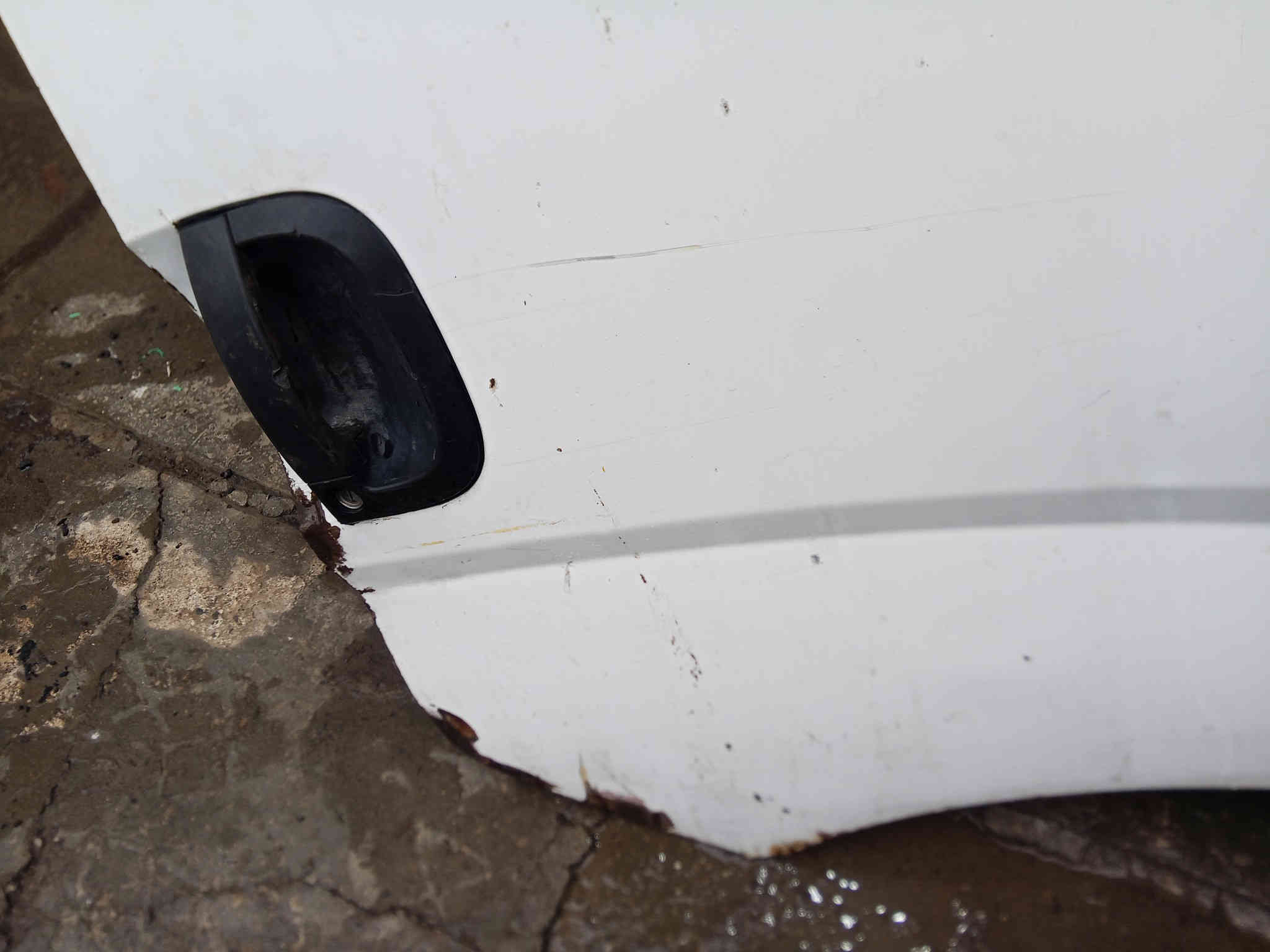 سلام عليكم بيبان 2  مقفلات كاملات هنة وجامهن وبطاينهن مال كية بنكو 3  2700  وبنيد وماصدات وصفاحية  مكان الشعب ***********
