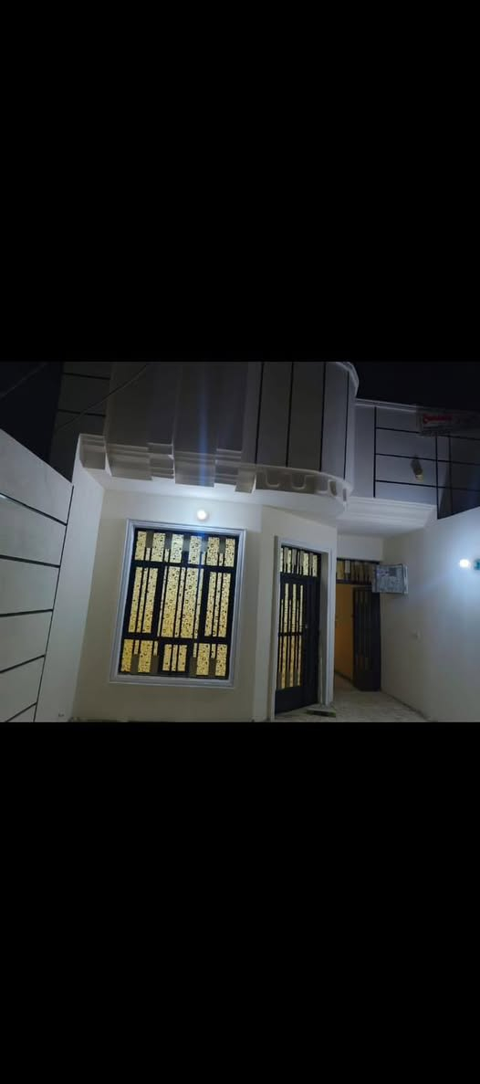 ‏بيت مساحة كلية 160 متر
‏واجهة 5.60 
‏بناء حديث 2025
‏بيت زيرو 
‏أرضية رف كونكريك
‏سكف كونكريك
‏طابوك جمهوري درجة أولى 
‏أرضية كاشي 
‏وسطح اشتايكر 
‏جاهز للسكن
‏بناء درجة أولى 
‏يحتوي على غرفة نوم كبيرة 
‏ويحتوي على حولي كبير 
‏إستقبال كبير 
‏يوجد مدخلين 
‏مطبخ 
‏صحيات درجة أولى 
‏كهربائيات درجة أولى 
‏خدمات كاملة كهرباء وماء ومجاري شارع تبليط
‏افضل مربع بل حمدية 
‏ملاحظة يوجد تشجير مقابيل بيت 
‏ورة تشجير يوجد منتزه 
‏عنوان بداية حميديه مقابيل منتزه 
‏قرب محطة وقود 
‏رقمي ***********
