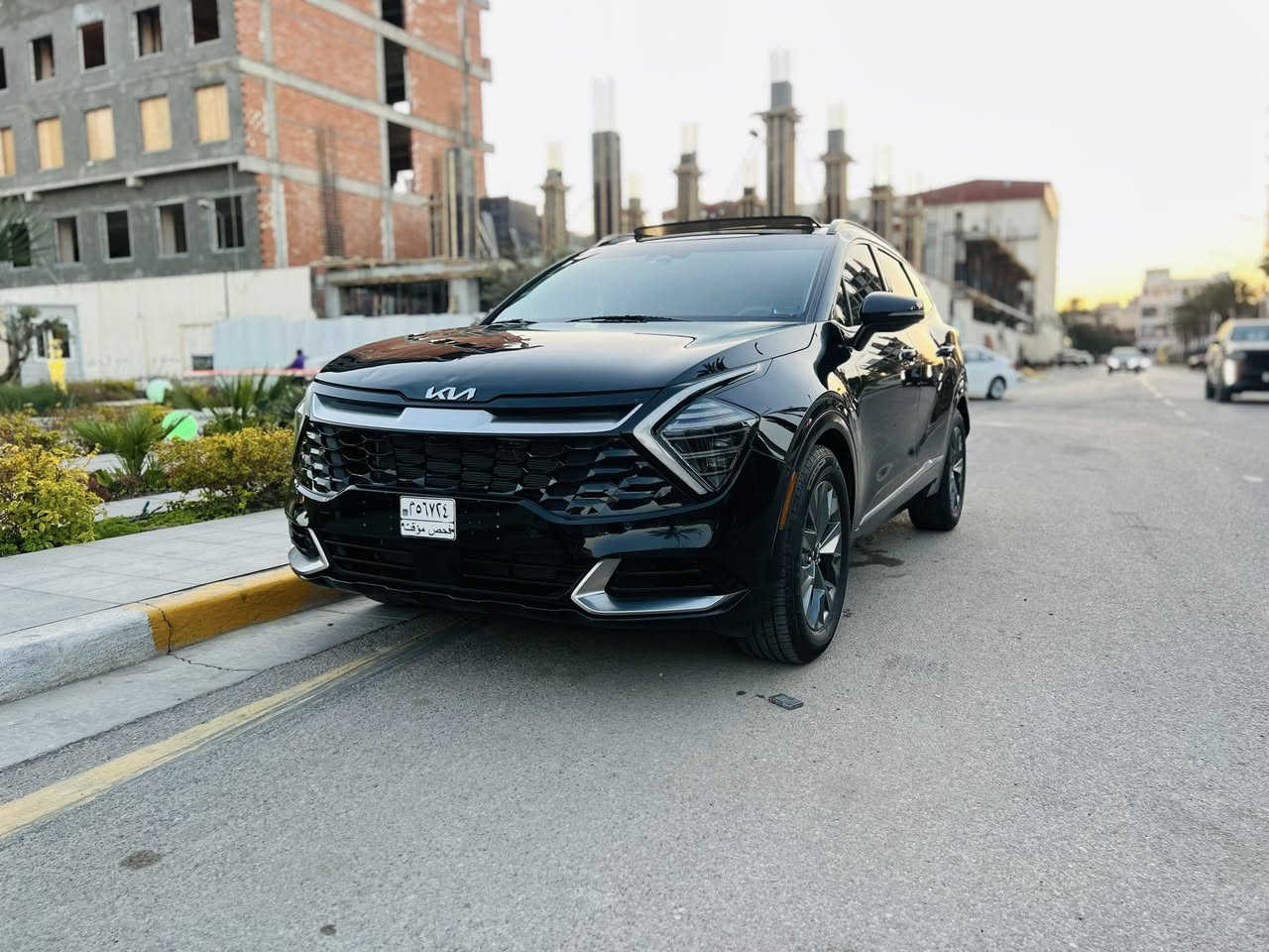 السلام عليكم ورحمة الله وبركاته
بدون لوحات - (فحص مؤقت)
للبيع كيا سبورتج موديل 2023 وارد أمريكا بدي طويل
ممشى 47 ألف ميل (ممشى  داخل أمريكا فقط)
محرك حجم 2500 Cc
📌 اللون: أسود ملكي
📌 بدون صبغ – بدون تبديل – بدون شواصي
📌 الملاحظة الوحيدة: دعامية أمامية وبارد بالبنيد فقط 

الفئة: SX فل كامل

المواصفات:
✔️ فتحة سقف بانوراما
✔️ شاشة جبيرة متصلة (دبل سكرين)
✔️ تشغيل بصمة وتشغيل عن بعد
✔️ مقاعد جلد
✔️ كشنات كهرباء مع خزن (ميموري)
✔️ صندوق كهرباء (جكات)
✔️ سستم صوت أصلي Harman Kardon 🎶
✔️ حساسات خلفية
✔️ رادار أمامي
✔️ نظام النقاط العمياء
✔️ مثبت السرعة: رادار ذكي (Smart Cruise Control) يحافظ على المسافة بينك وبين السيارة اللي أمامك.
✔️ نظام التوقف التلقائي: التحذير من الاصطدام الأمامي مع مكابح الطوارئ.
✔️ Auto Stop / Start
‏✔️ Auto Hold

السيارة نظيفة جداً وحالة ممتازة، ✨
💵 السعر ١٨٨ ورقه 💵
رقم الشاصي للشفافية:
‏5XYK43AF7PG028450
السيارة بدون لوحات - بعدها فحص مؤقت
للتواصل ***********
